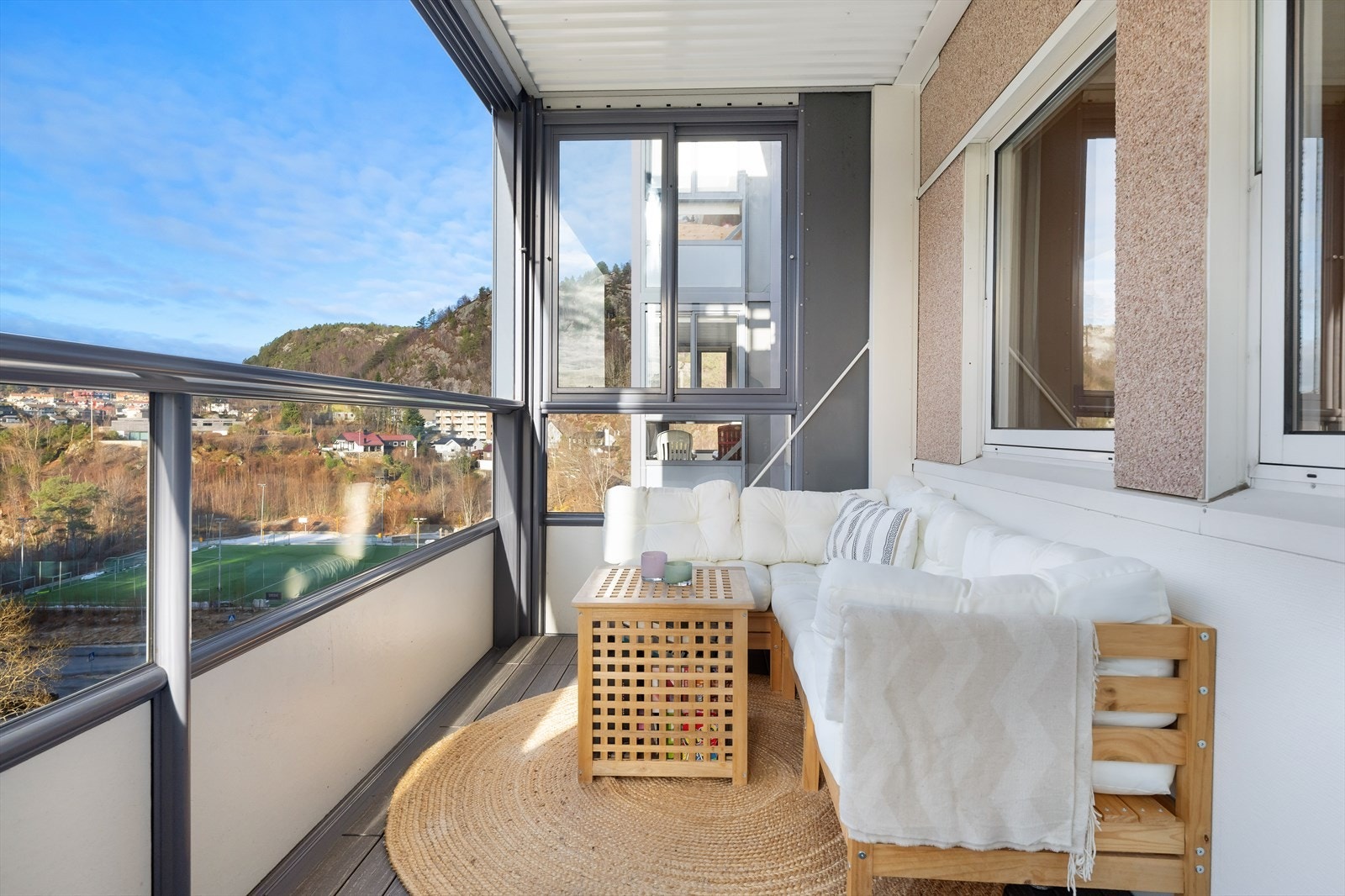 Altanen inviterer til hygge og ro med en vakker utsikt. Galleribilde