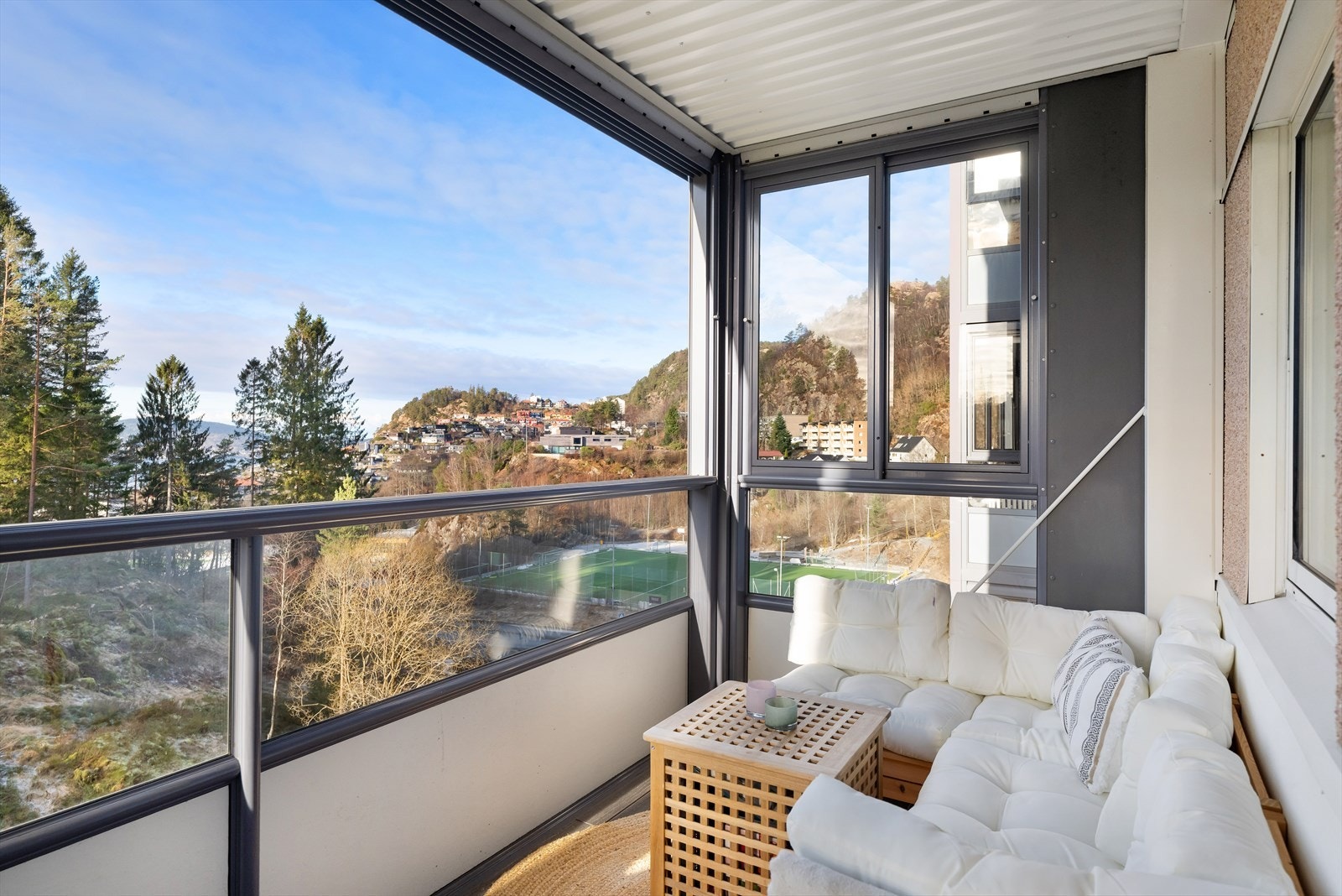 Fra boligen har du direkte utgang til en vestvendt innglasset altan med fredelig utsikt mot natur og et sjarmerende sjøgløtt. Galleribilde