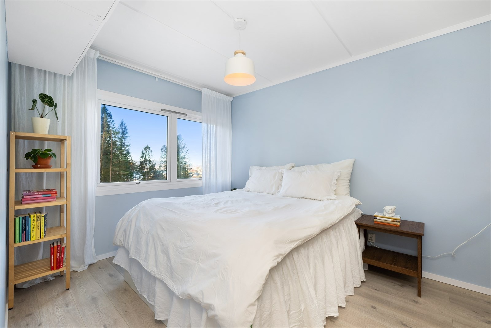 Det romslige soverommet har blitt oppgradert med nytt 1-stavs laminatgulv, samt nymalte vegger. Galleribilde