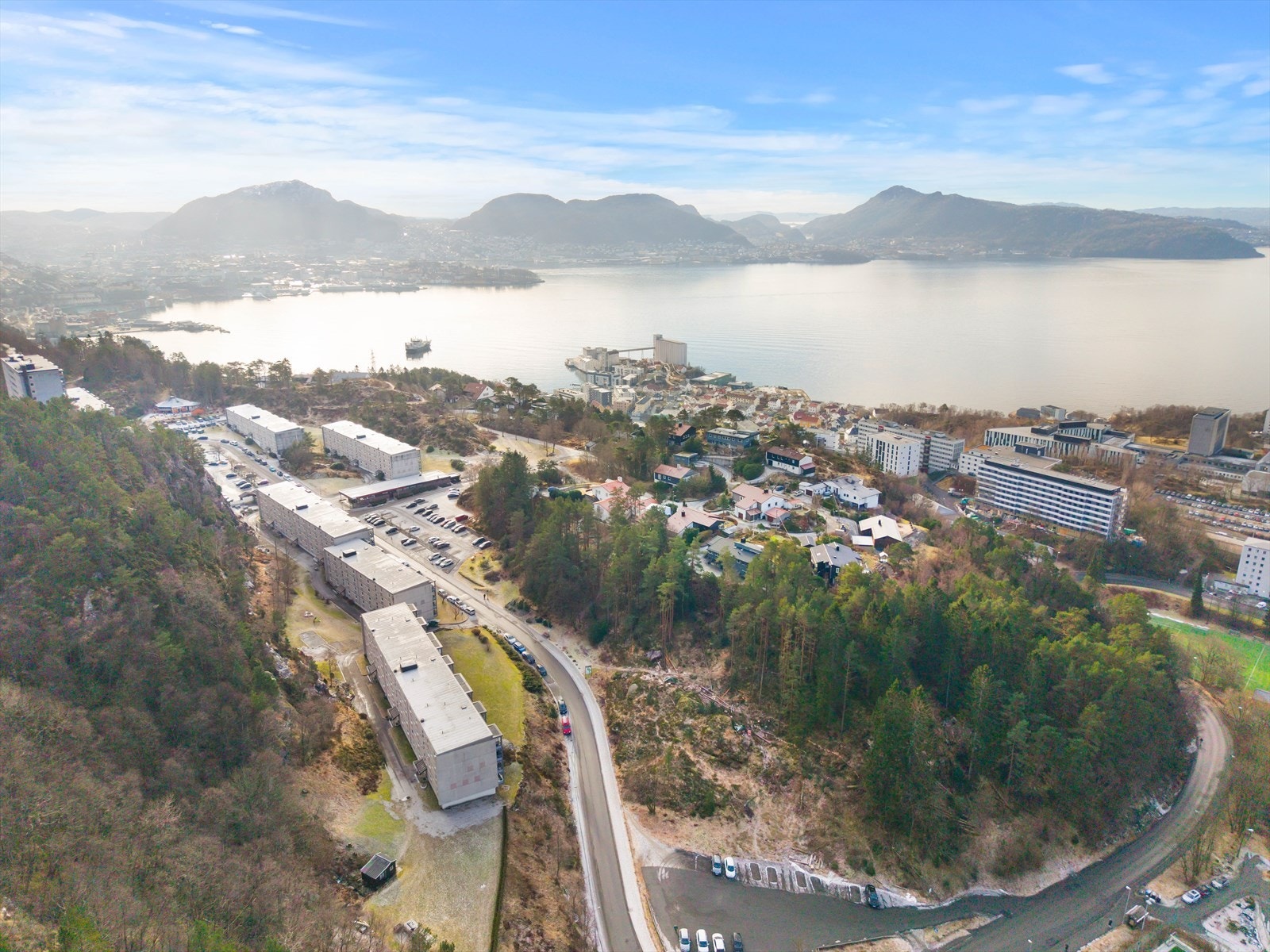 Boligen har en attraktiv beliggenhet i nærheten av NHH og med svært gode turmuligheter rett utenfor døren. Galleribilde