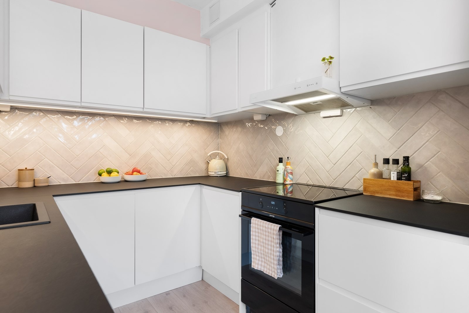 Her er det lagt inn god funksjonalitet og oppbevaringsmuligheter, slik at du kan lage mat i et stilrent og praktisk rom. Galleribilde