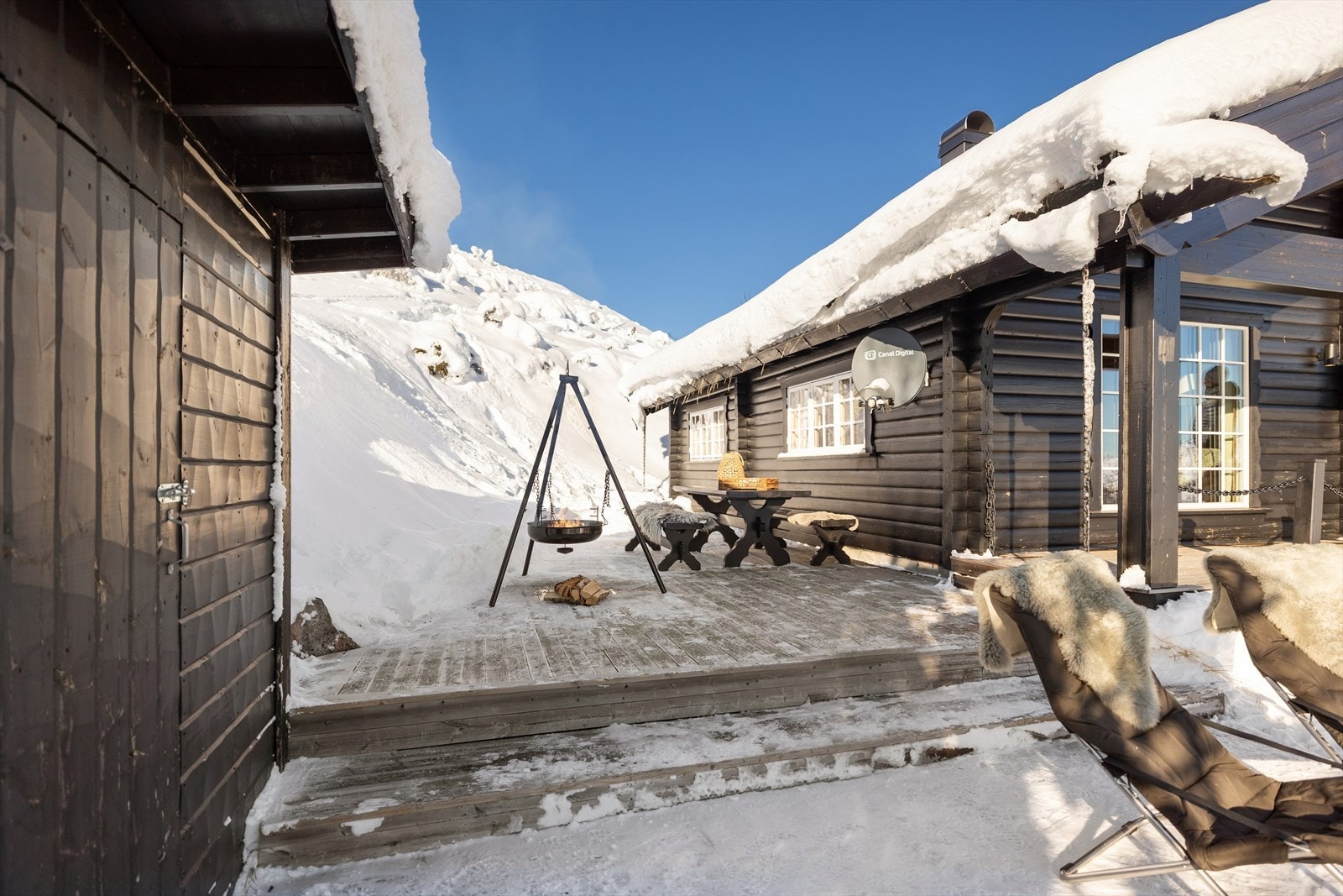 Terrassen på totalt 26 m² strekker seg rundt deler av hytten og har flere fine uteplasser. Galleribilde