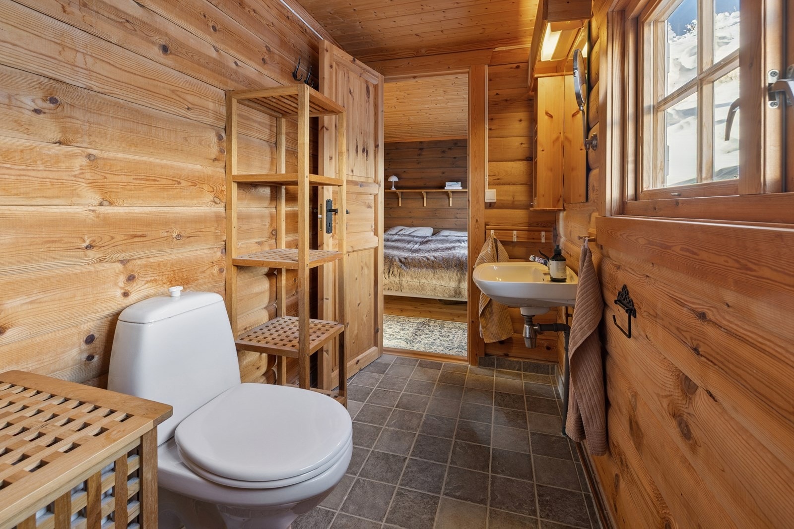 Rommet er innredet med servant, toalett og har opplegg for vaskemaskin. Rommet har naturlig ventilering. Galleribilde