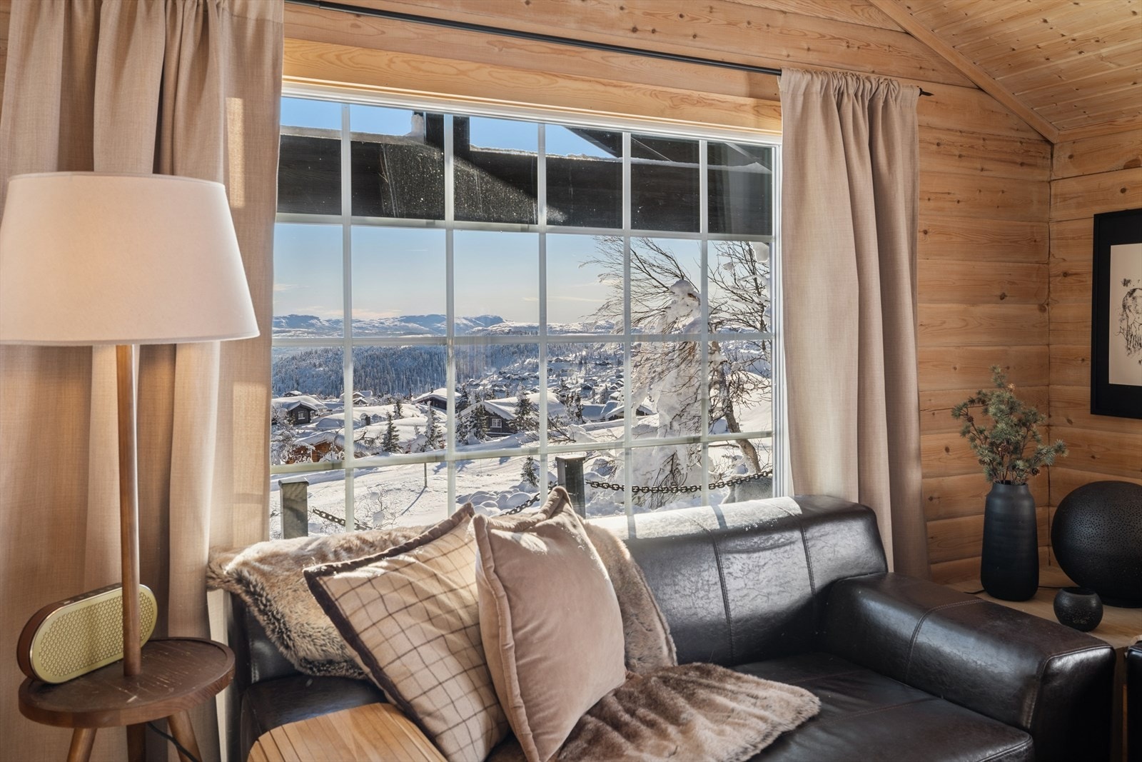 Fra sofakroken har man en upåklagelig utsikt mot fjellene. Galleribilde