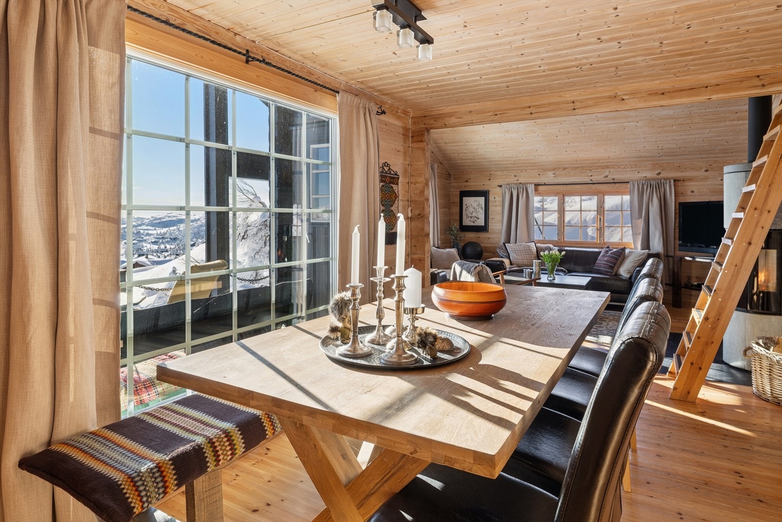 Ved spisestuen er det god plass for langbord til hyggelige måltider med familie og venner. Galleribilde