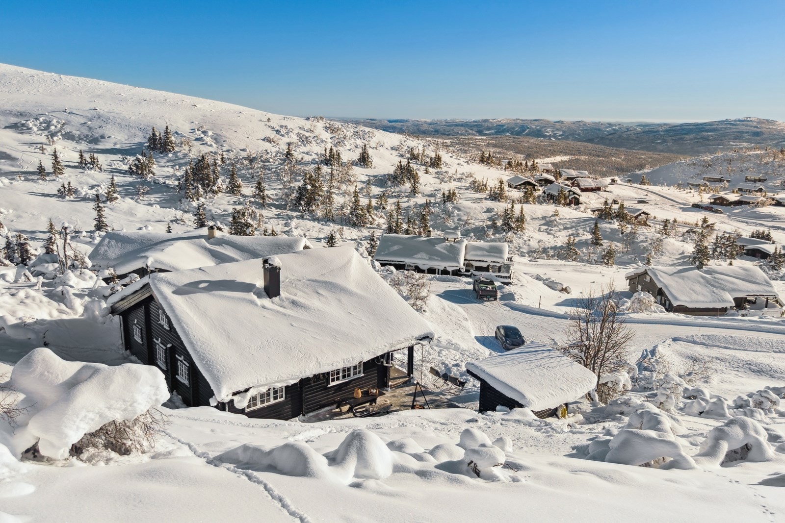 Meget fin plassering i terrenget med gode sol- og utsiktsforhold. Galleribilde