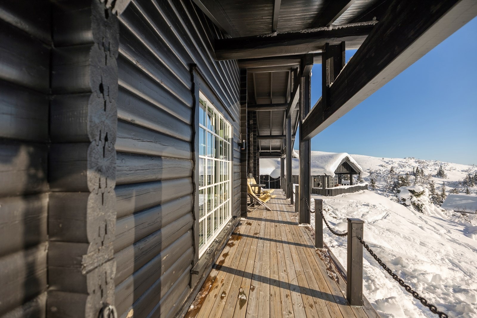 En del av terrassen er overbygget, noe som gir ly for vær og vind. Galleribilde