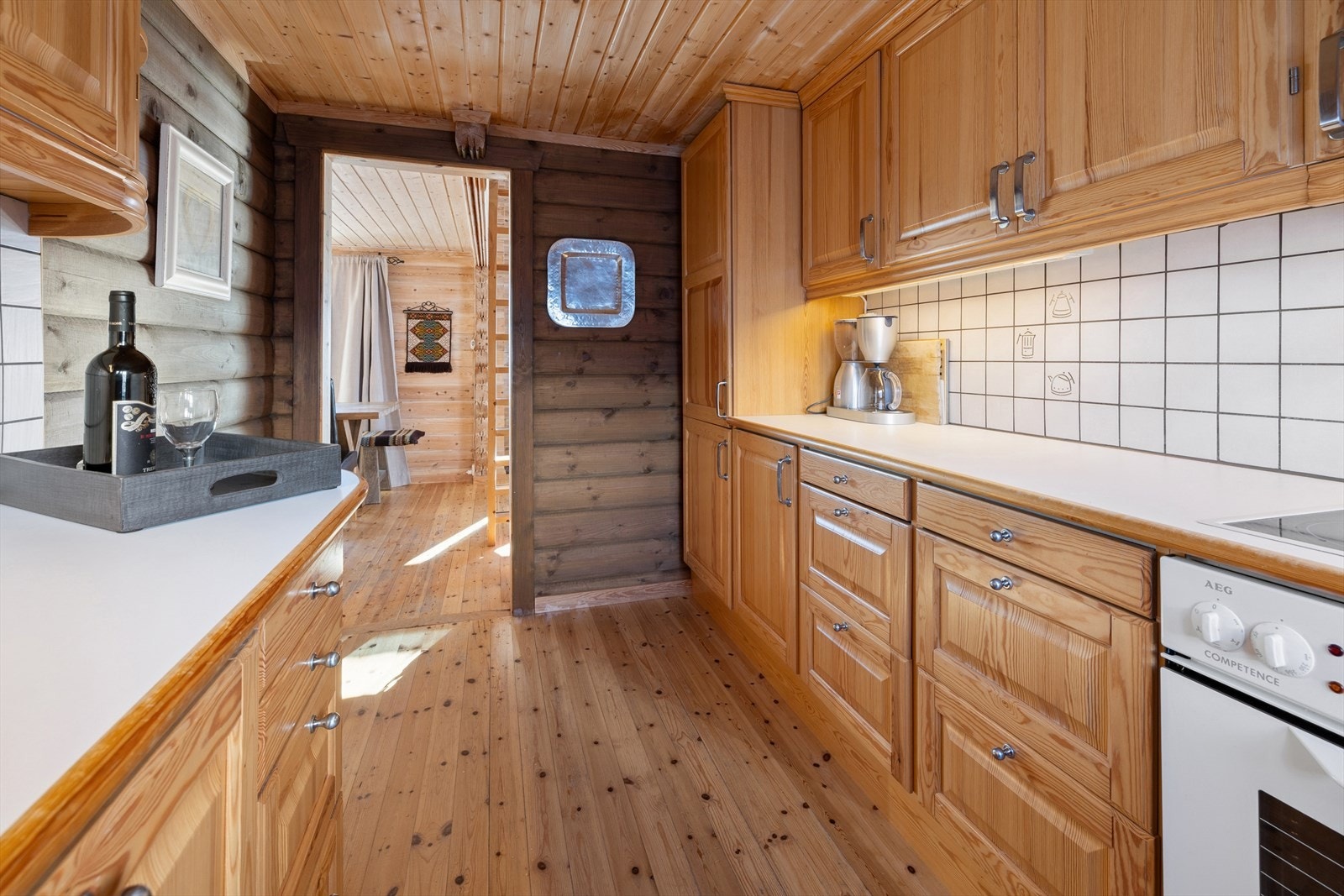 Kjøkkenet er funksjonelt utformet og har alt man trenger for matlaging på fjellet. Galleribilde