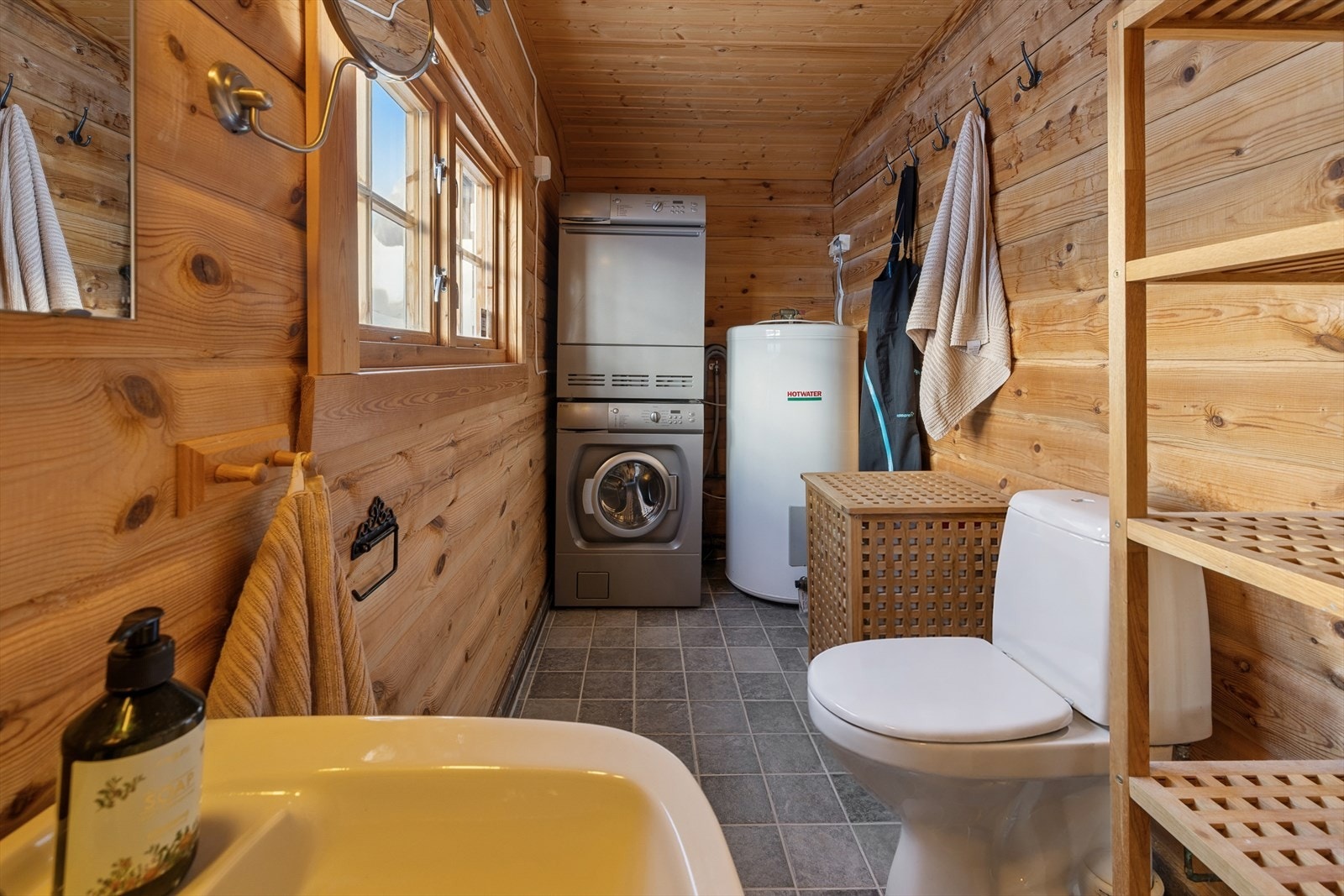 Bad/vaskerom med adkomst fra hovedsoverommet. Her er det fislagt gulv med elektriske varmekabler. Galleribilde