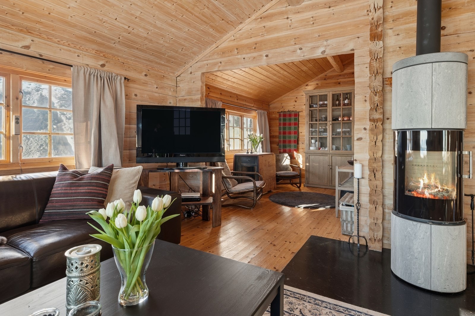 Peisovnen som er fra 2023 er sentralt plassert og gir varme til hele oppholdsrommet. Galleribilde