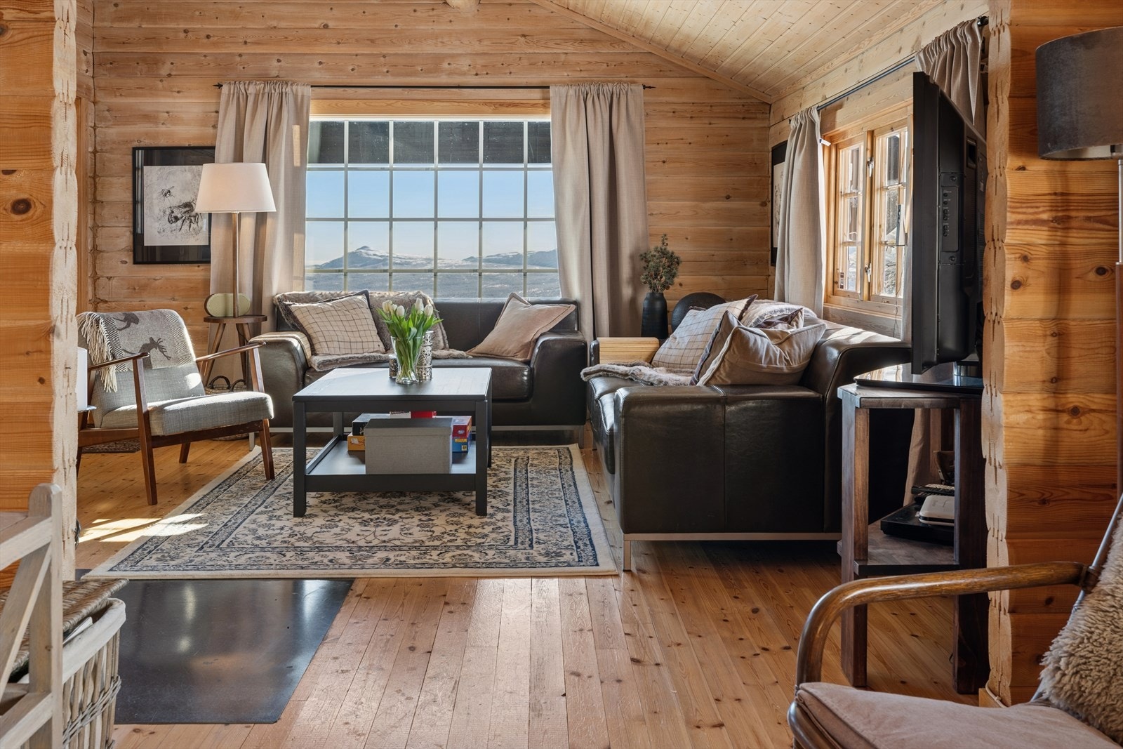 De store vinduene rammer inn det snødekte landskapet og skaper en levende bakgrunn. Galleribilde