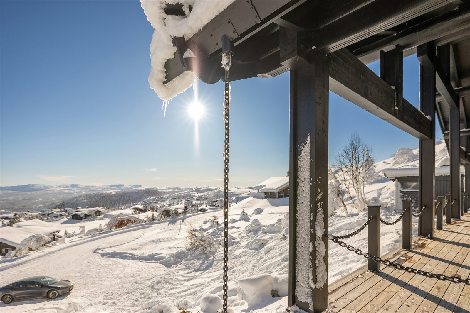 Den overbygde delen av terrassen gir en lun og skjermet uteplass. Galleribilde