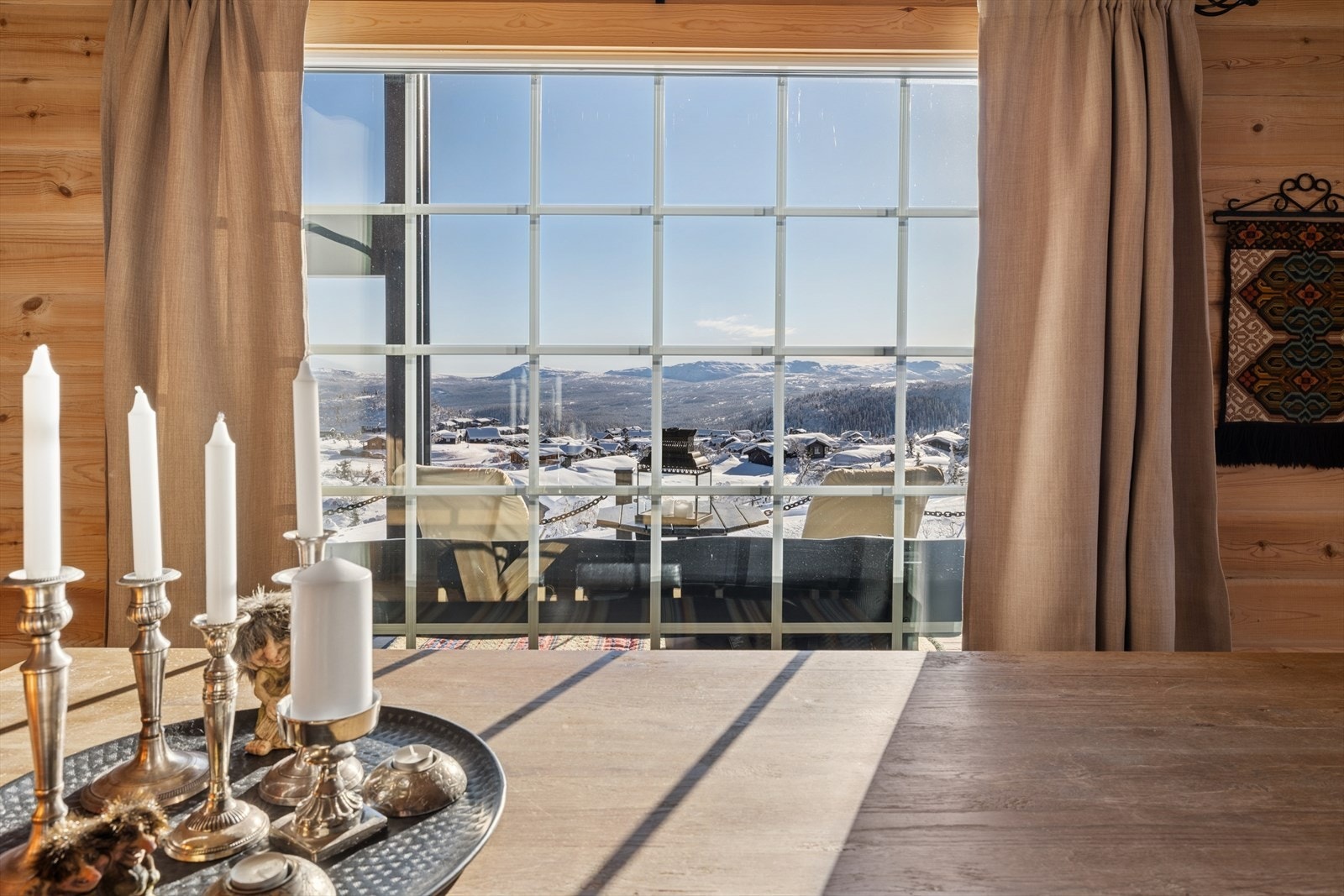 Nyt morgenkaffen ved spisebordet med utsikt over hyttefeltet og landskapet. Galleribilde