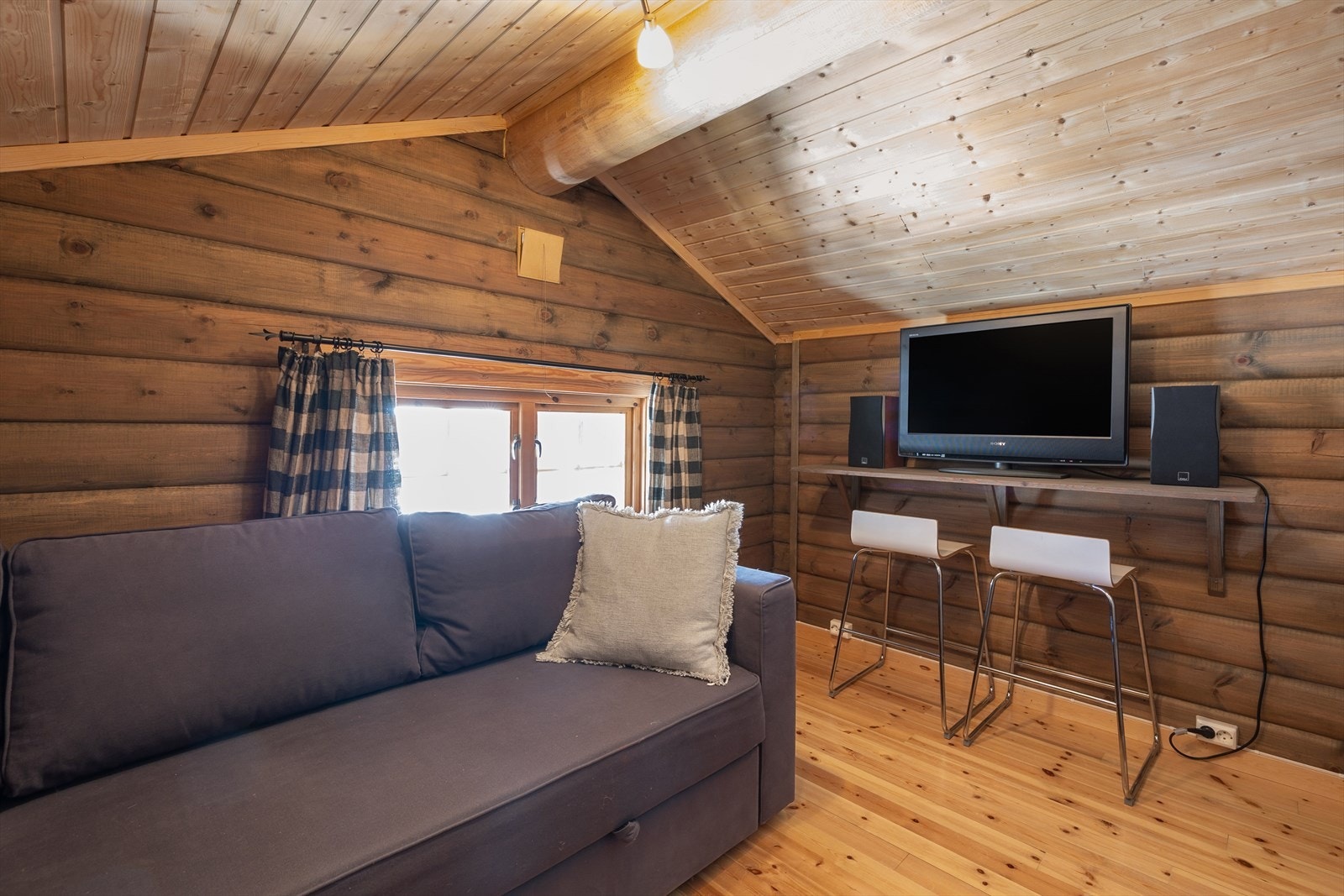 Hems: Etasjen er innredet med stue, soverom, gang og kott. Ikke søkt godkjent. Galleribilde