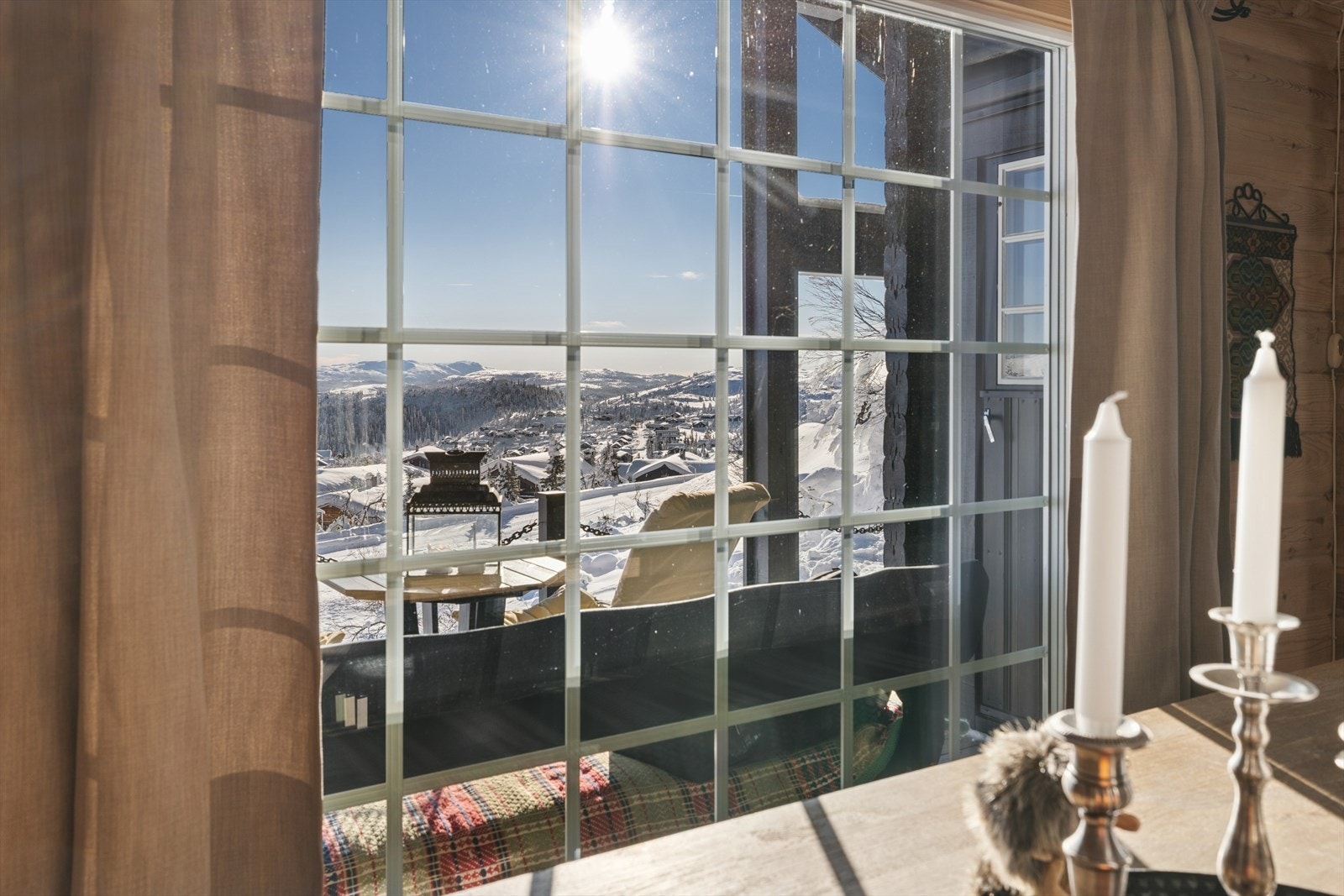 De sprossede vinduene gir karakter og en tradisjonell hyttefølelse. Galleribilde