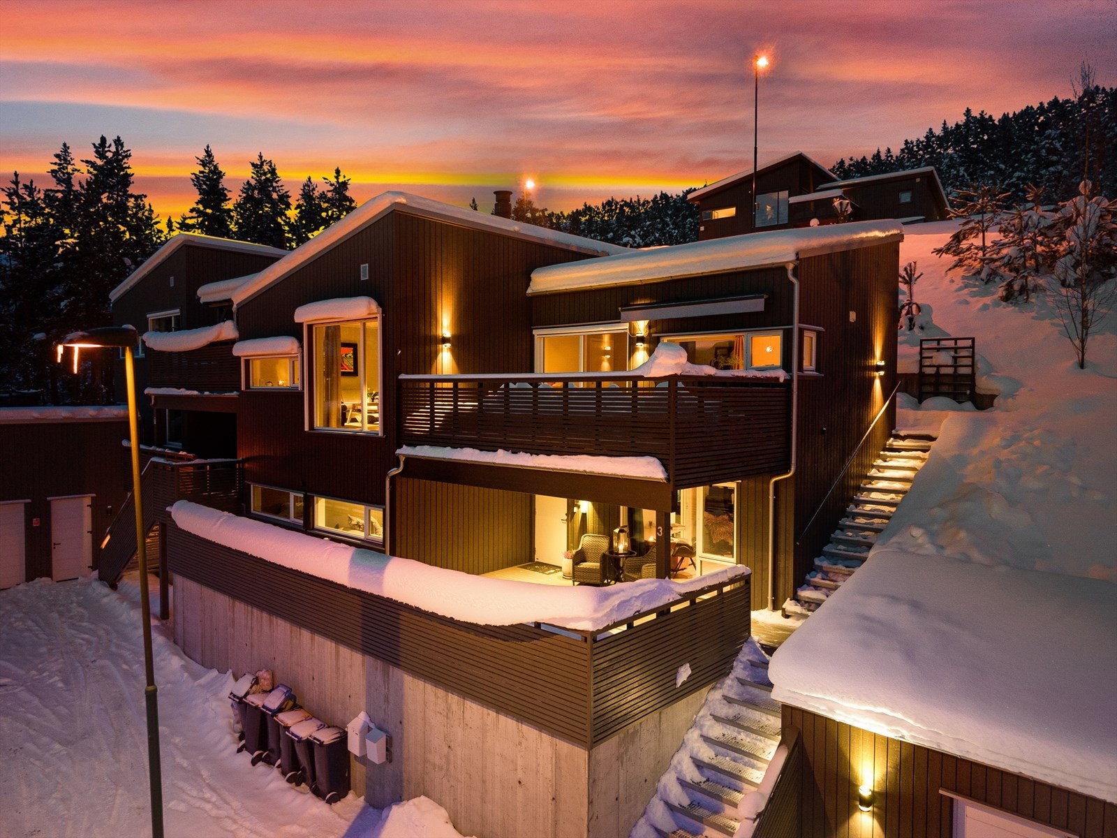 Boligen er en vertikaldelt tomannsbolig og den oppført i 2018. Galleribilde