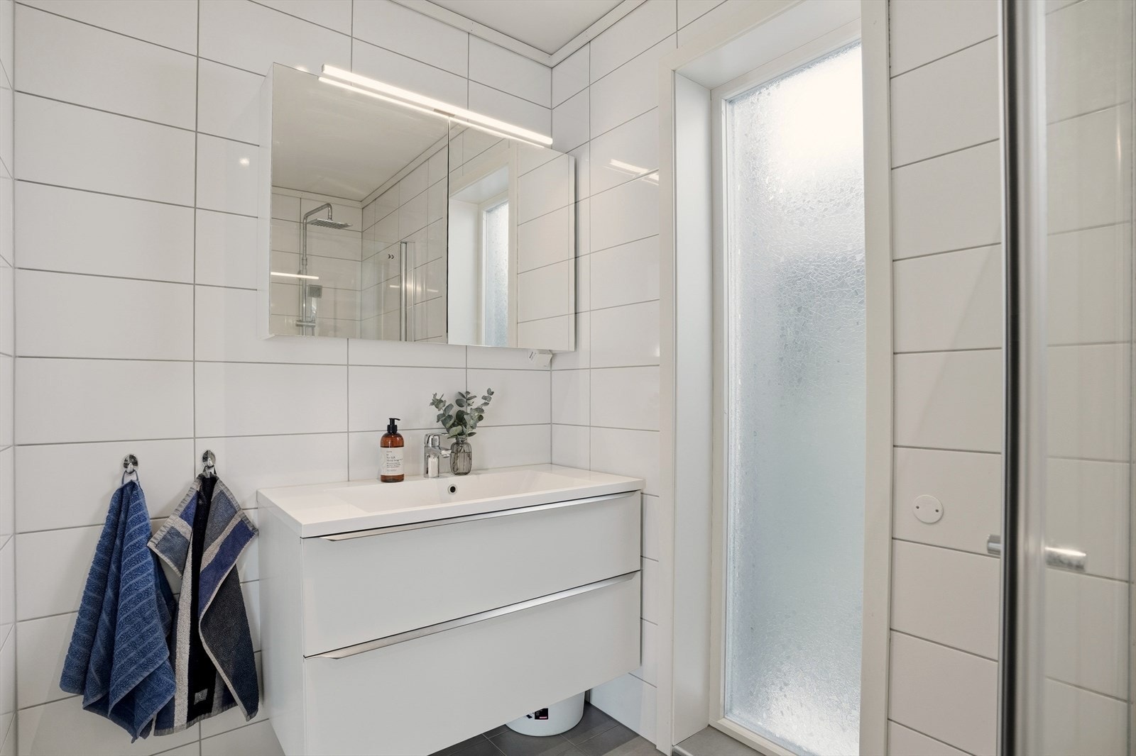 Boligen har to moderne bad med tilsvarende standard og utførelse. Galleribilde