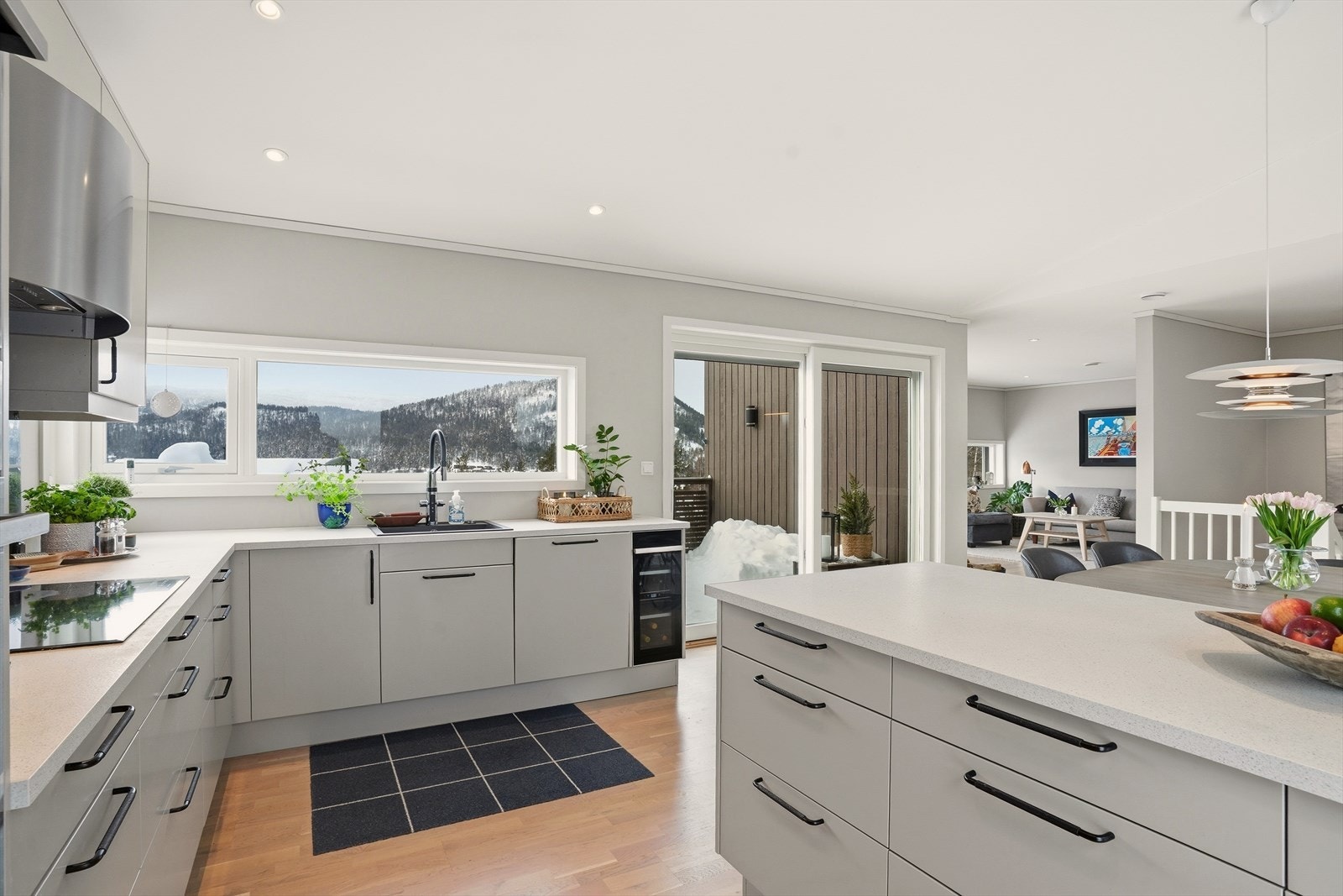 Kjøkkenet er utstyrt med integrerte hvitevarer, inkludert nedfelt koketopp, stekeovn, mikrobølgeovn, vinskap, oppvaskmaskin og kjøleskap. Galleribilde