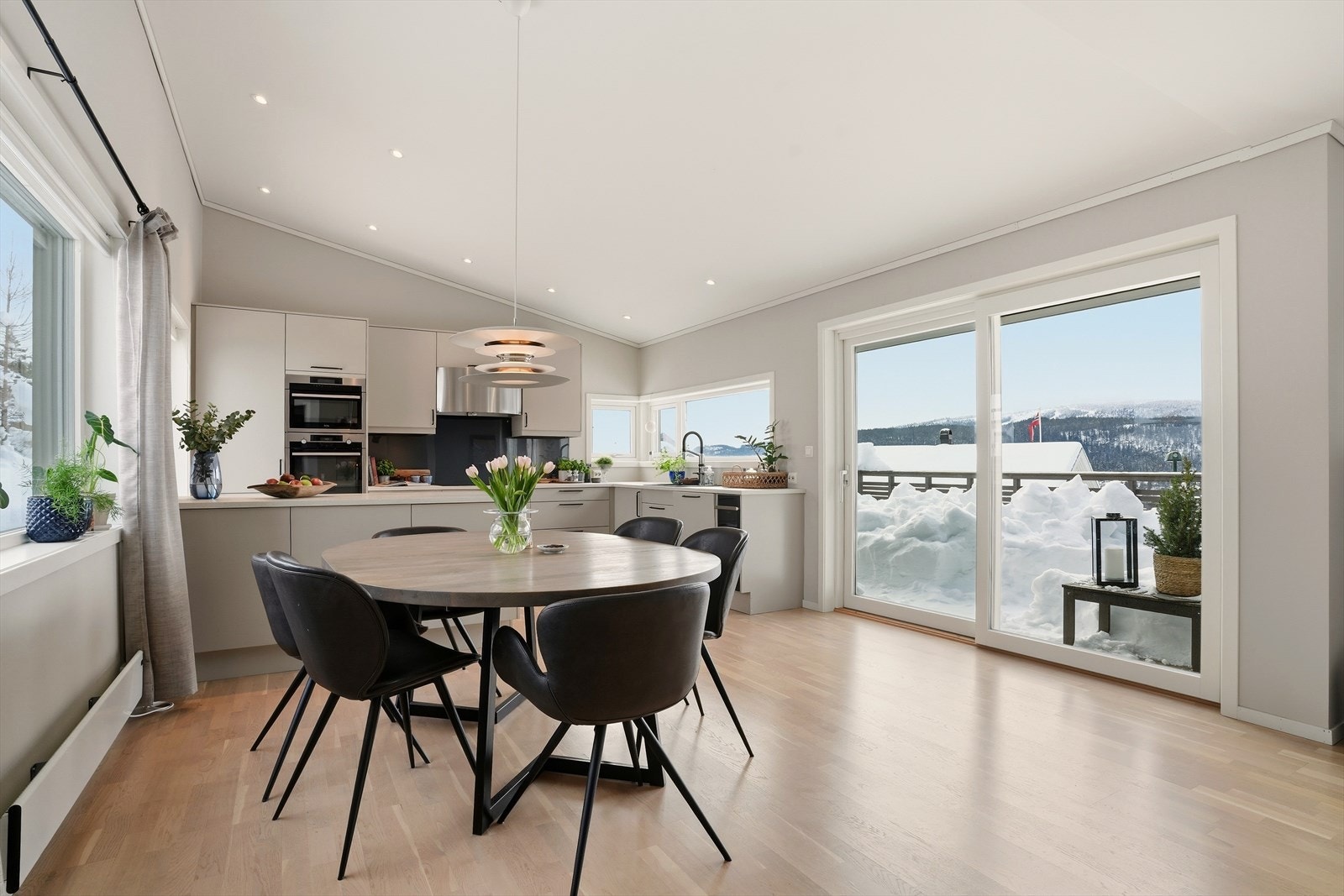 Fra kjøkkenet er det direkte utgang til en romslig terrasse med god plass til utemøbler. Galleribilde