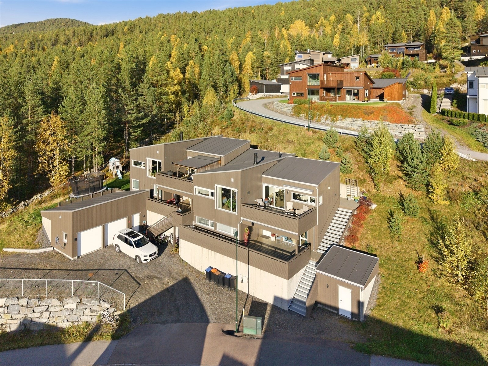 Moderne vertikaldelt tomannsbolig - Attraktiv beliggenhet - Mye sol - Utsikt - Romslige uteplasser! Galleribilde