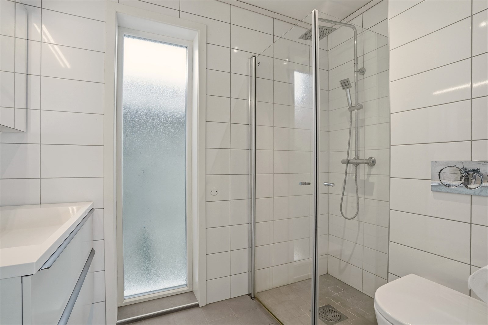 Hvert bad er innredet med servantskap med nedfelt servant, vegghengt toalett og dusjvegger/hjørne. Galleribilde