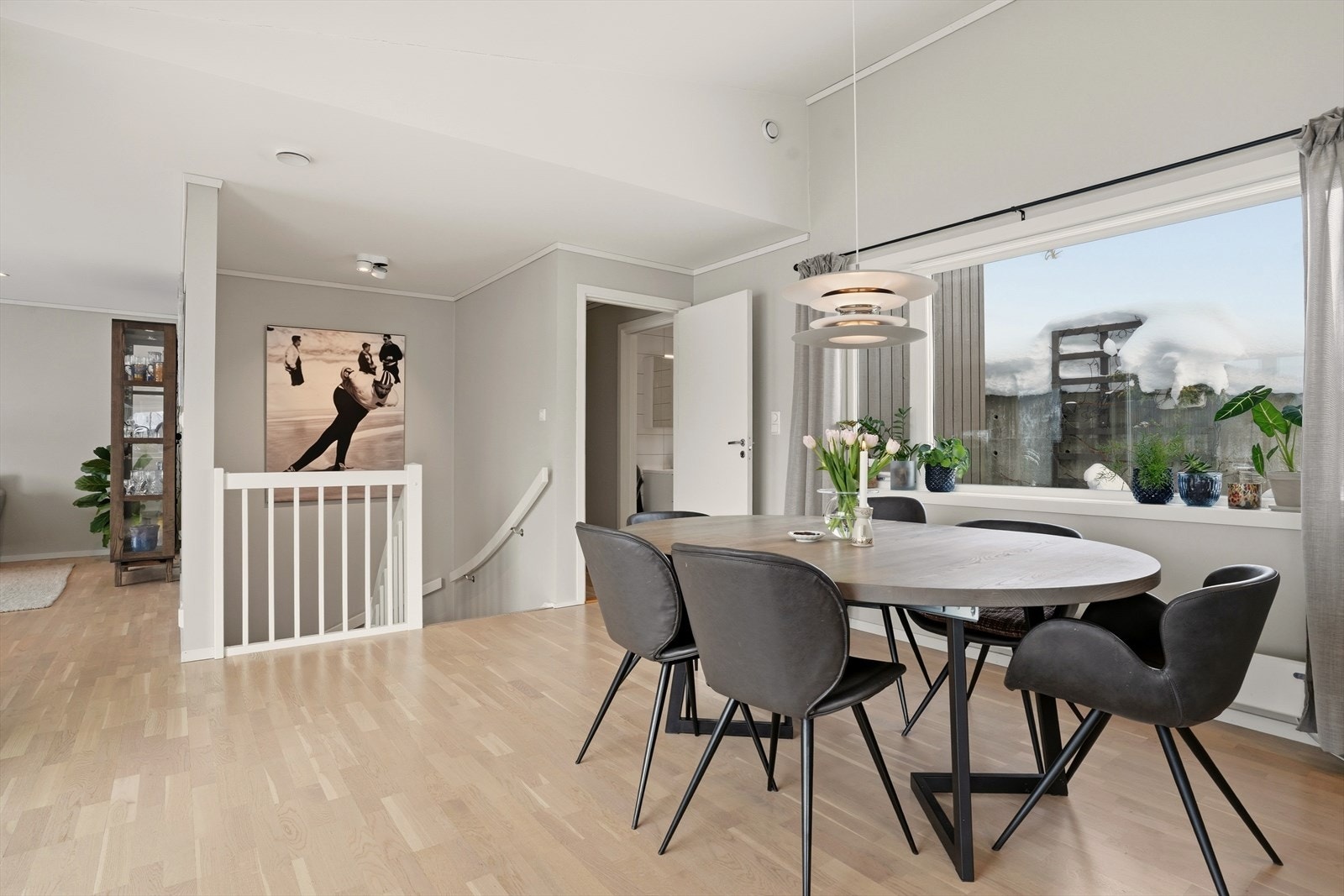 Fra spisestuen kan man gå videre inn til bad og soverom. Galleribilde