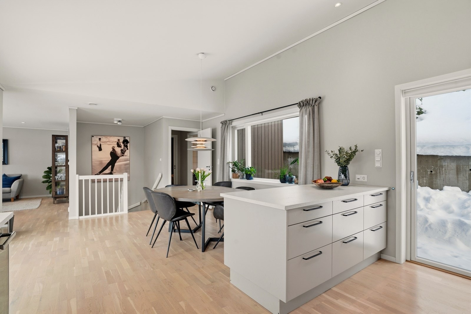 Den praktiske kjøkkenøyen binder stue, kjøkken og spisestue sammen. Galleribilde