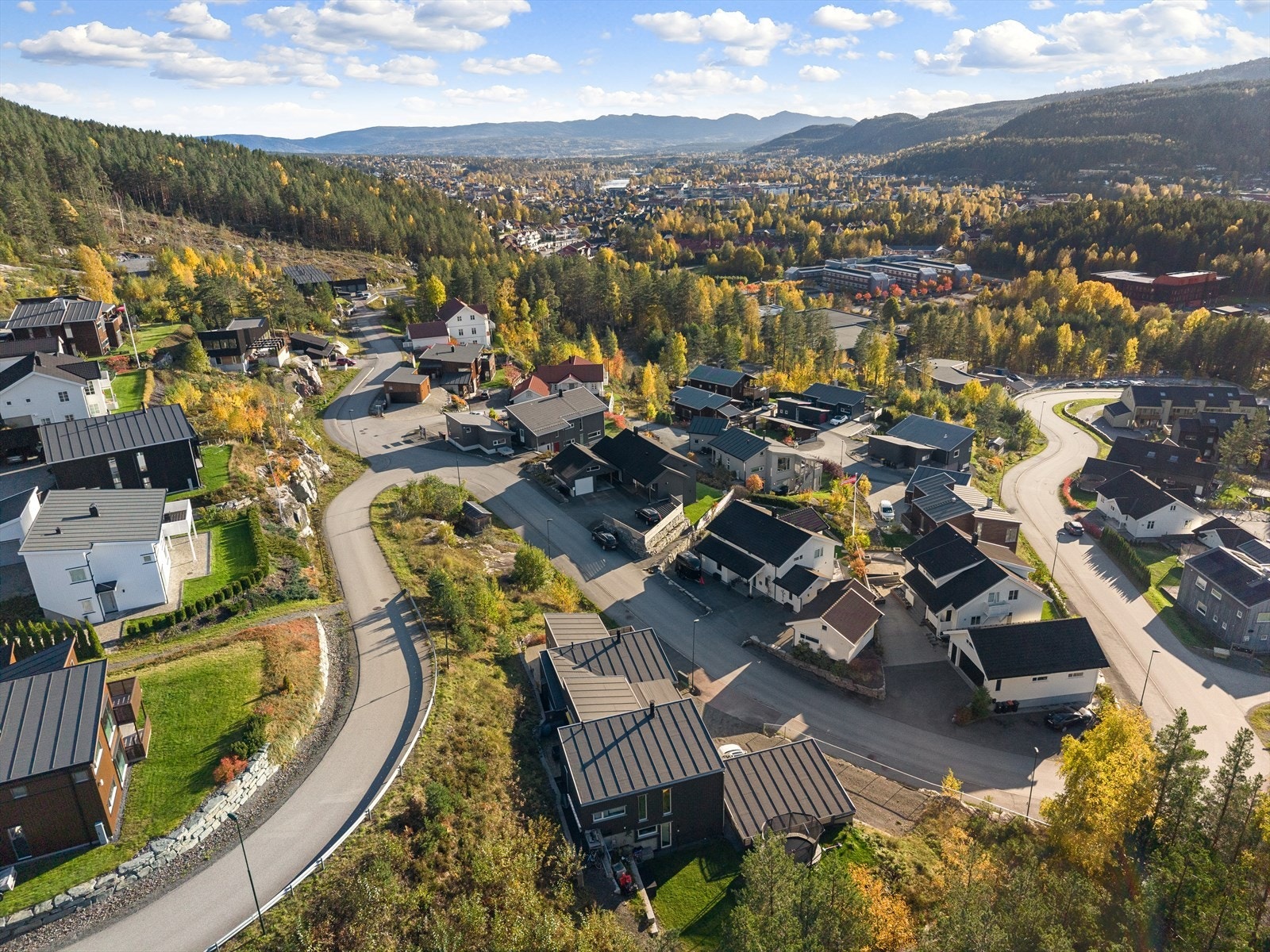 Raumyr er et svært barnevennlig nabolag, og fra boligen er det kort vei til både flere barnehager. Det er også kort gangavstand til Raumyr barneskole og internasjonal skole, samt nærhet til ungdomsskole og VGS. Galleribilde