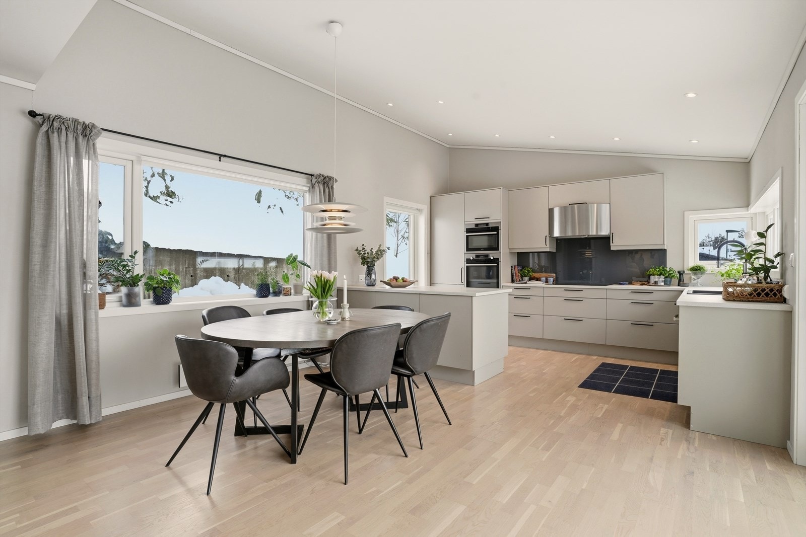 Det er god plass til en spisegruppe i tilknytning til kjøkkenet. Galleribilde