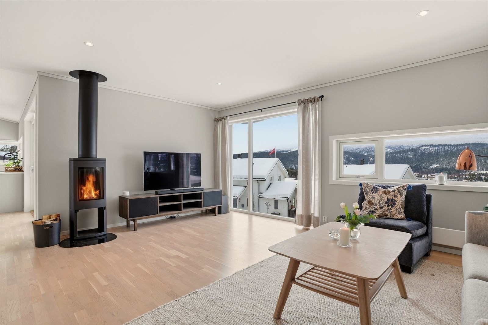 De store vindusflatene slipper inn rikelig med dagslys og skaper en åpen og behagelig romfølelse. Galleribilde