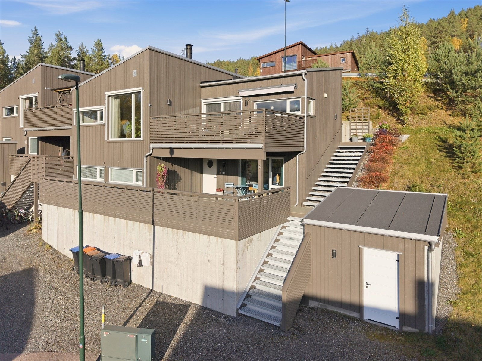 Utvendig bod med gode lagringsmuligheter på nedsiden av trappa. Galleribilde