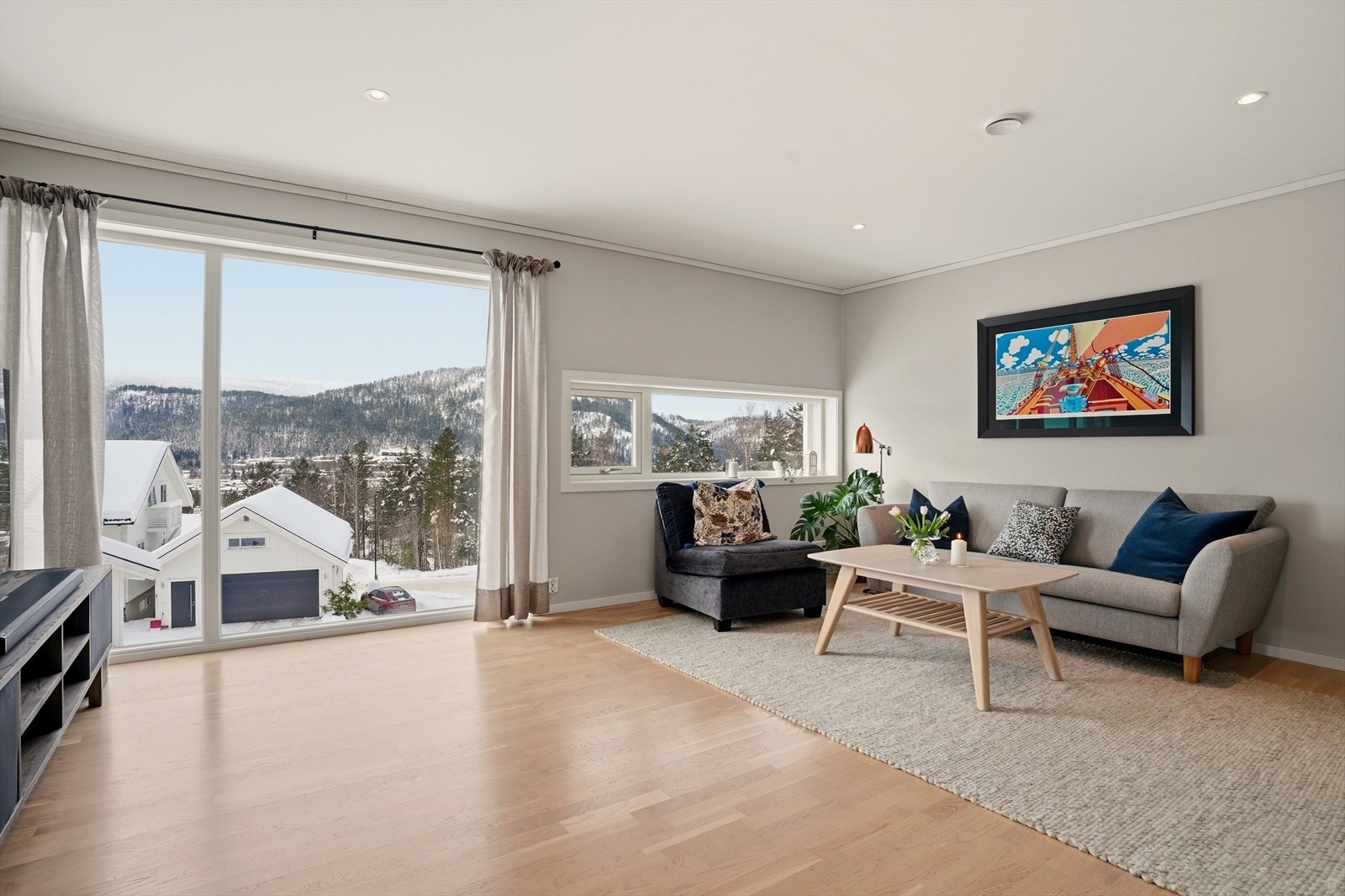 Store vindusflater hvor man har fint utsyn. Galleribilde