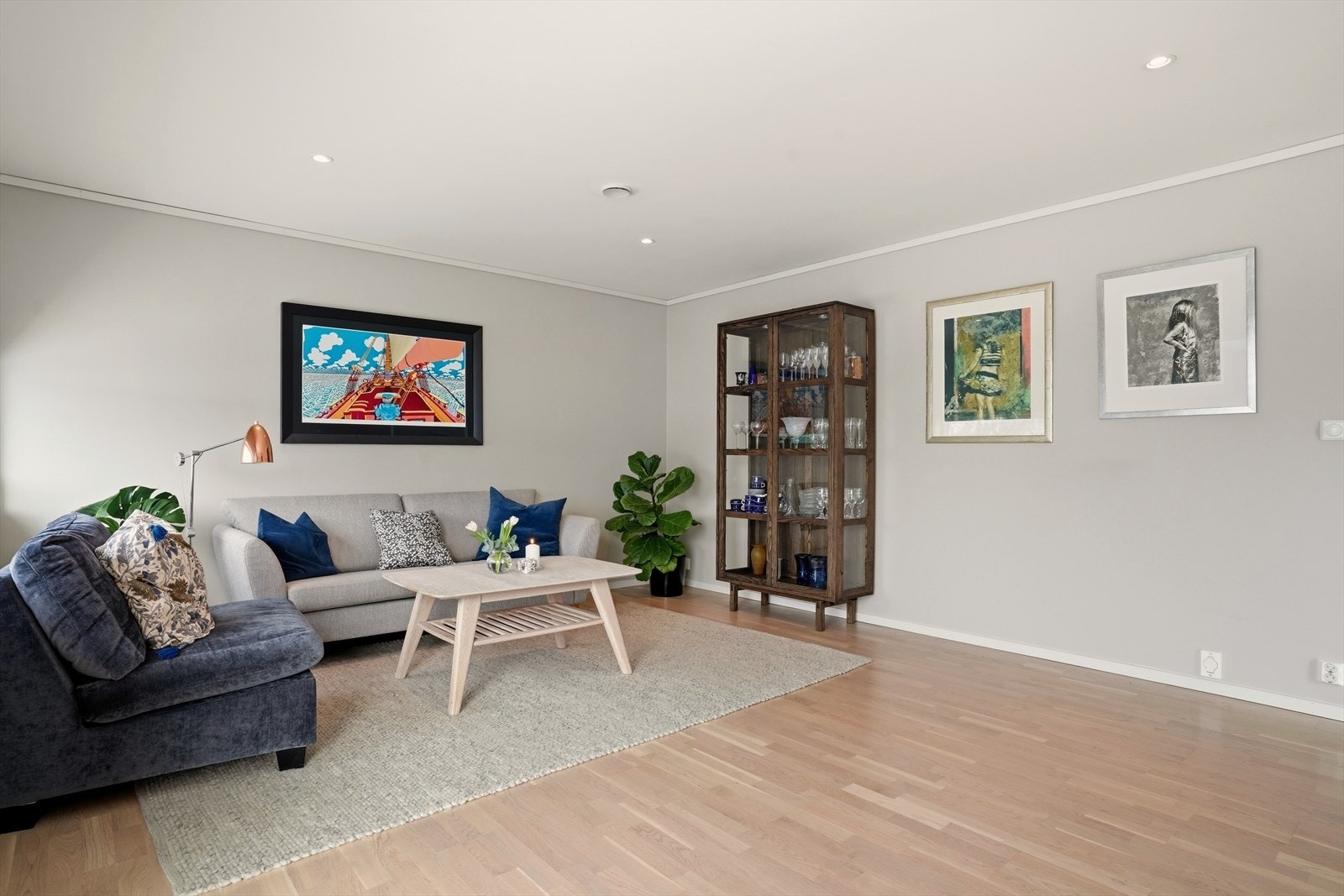 På gulvet er det lys parkett noe som gir rommet et moderne og helhetlig uttrykk. Galleribilde