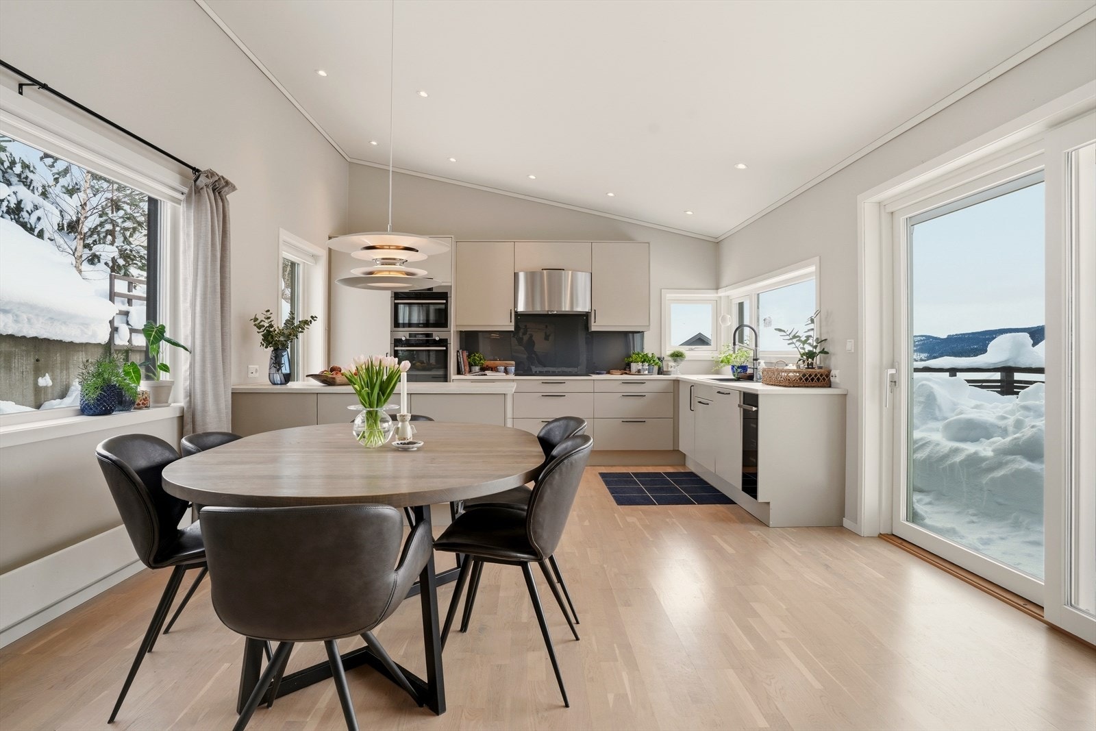 Lys og romslig åpen løsning mellom kjøkken, spisestue og stue. Galleribilde