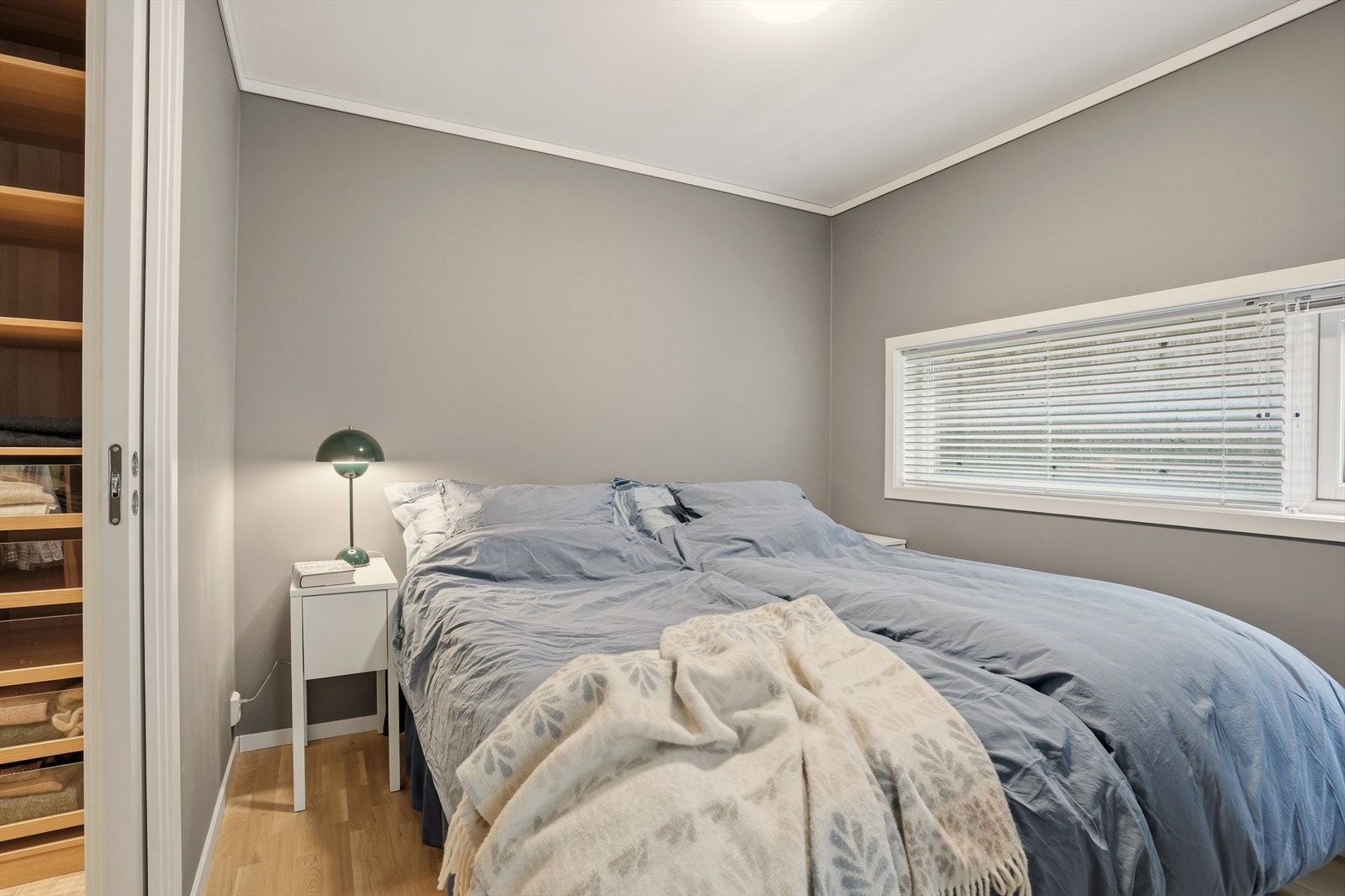 Hovedsoverommet har plass til dobbeltseng og nattbord, og har i tillegg et praktisk walk-in-closet. Galleribilde