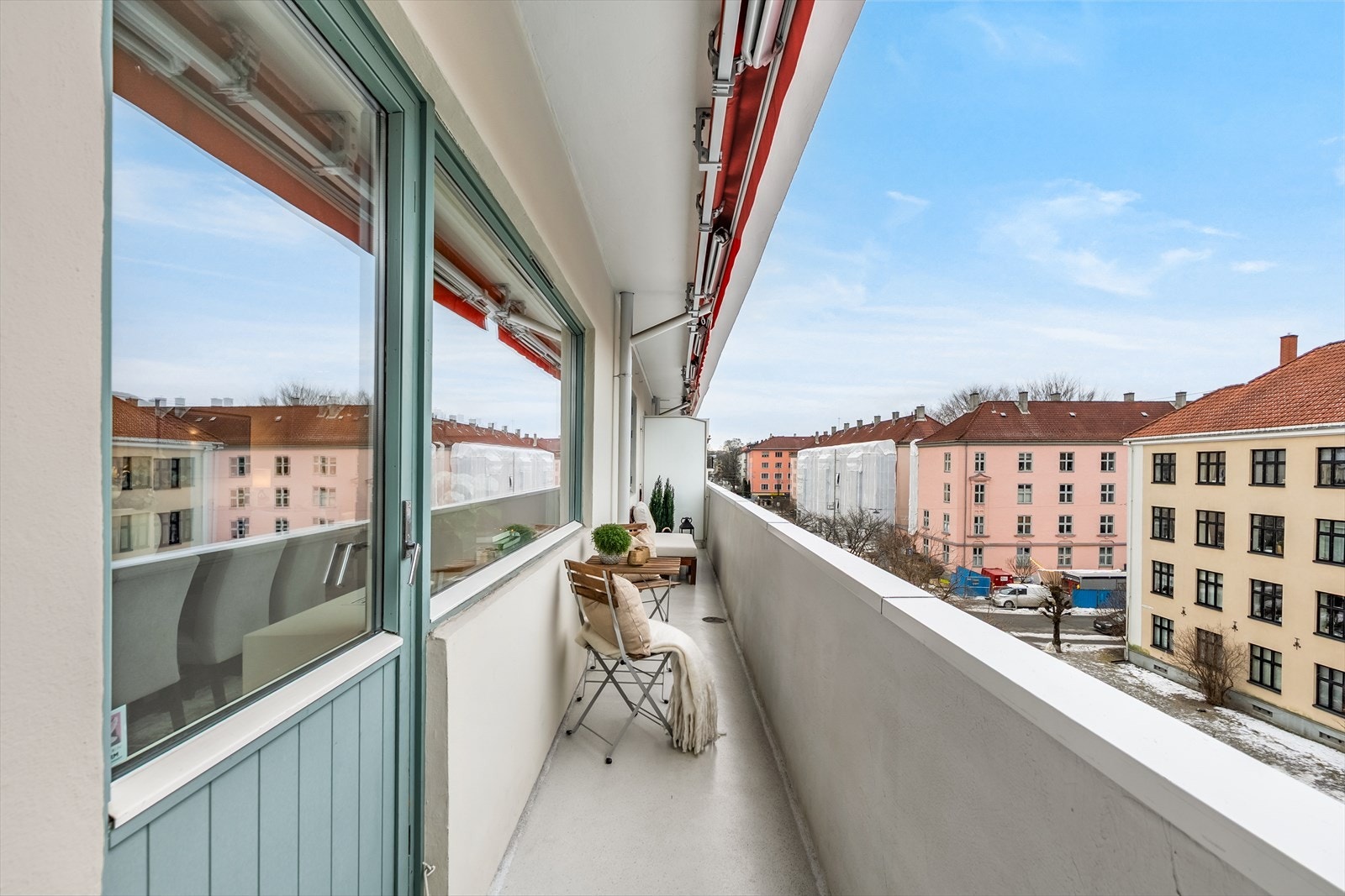 Overbygget, solrik og sydvestvendt balkong på ca. 10 m² i hele leilighetens bredde. Galleribilde