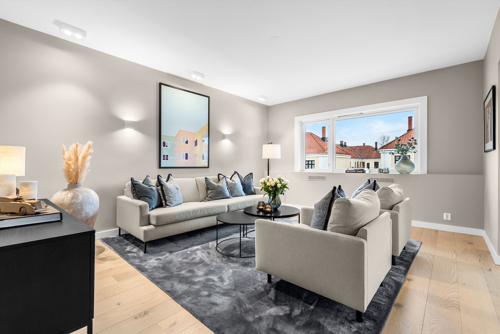 Innbydende stue med store vindusflater og god plass til sittegruppe. Galleribilde