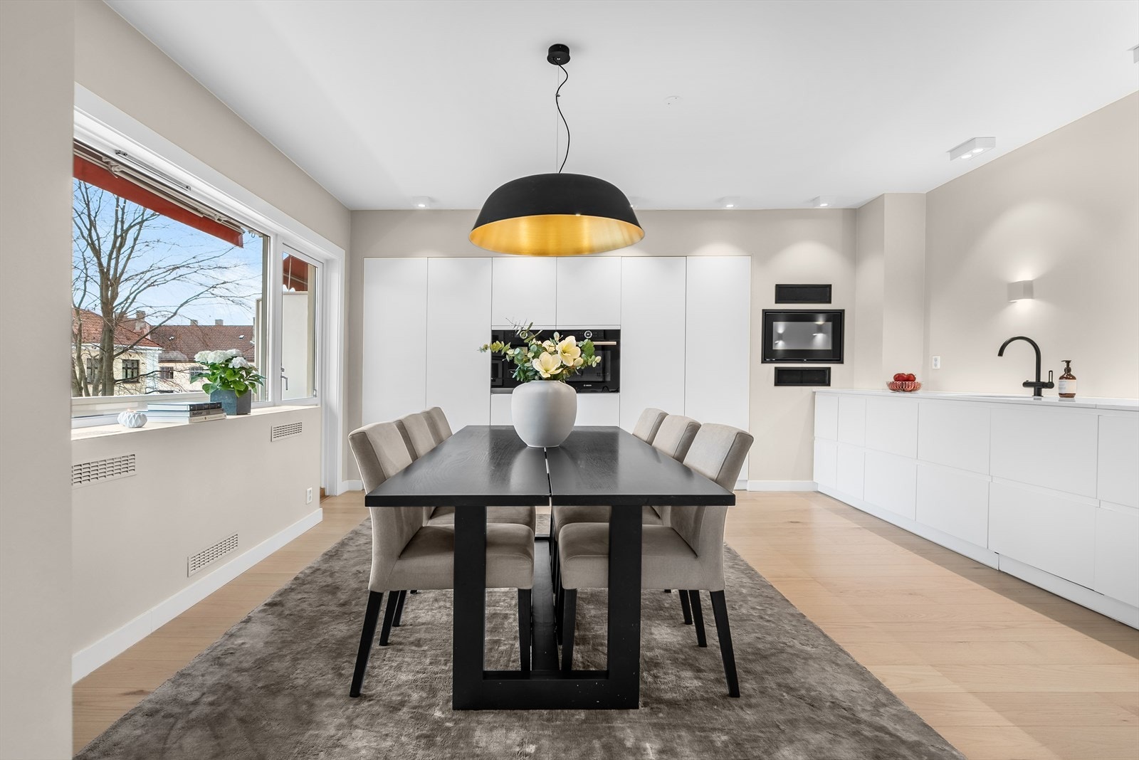 Innebygget radiator tilknyttet fjernvarme. Fyring og varmtvann er inkludert i felleskostnadene. Galleribilde