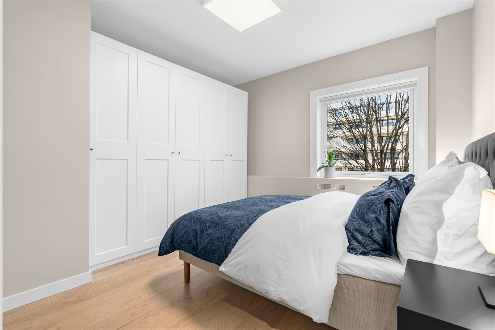 Hovedsoverom på ca. 10,5 m² med stort garderobeskap. Vender mot sameiets bakgård mot øst. Galleribilde