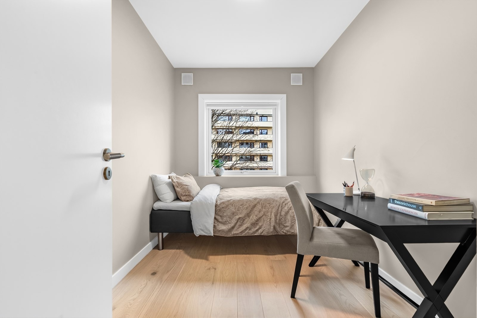 Soverom II på ca. 8 m² med god plass til seng, skrivebord og garderobeskap. Vender mot sameiets bakgård mot øst. Galleribilde