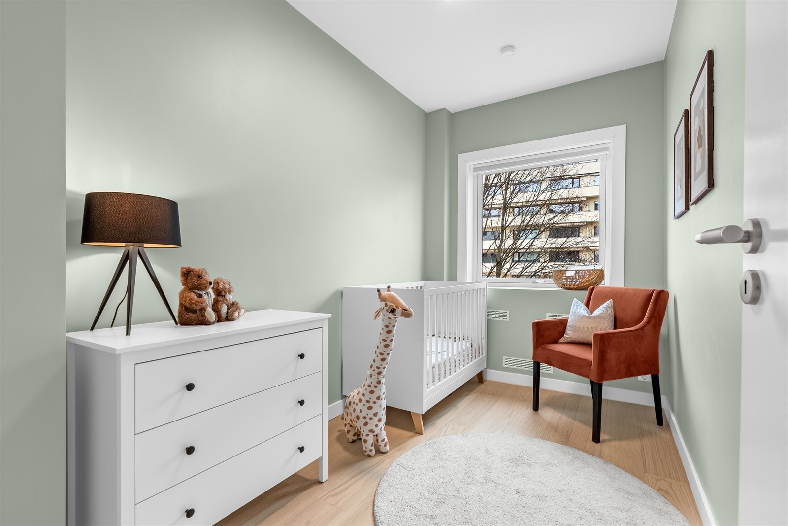 Soverom III på ca. 6,5 m² med god plass til seng, skrivebord og garderobeskap. Vender mot sameiets bakgård mot øst. Galleribilde