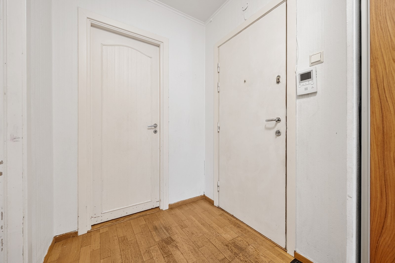 Entréen gir adkomst til bad, ett soverom og stuen, og er utstyrt med dørcalling. Galleribilde