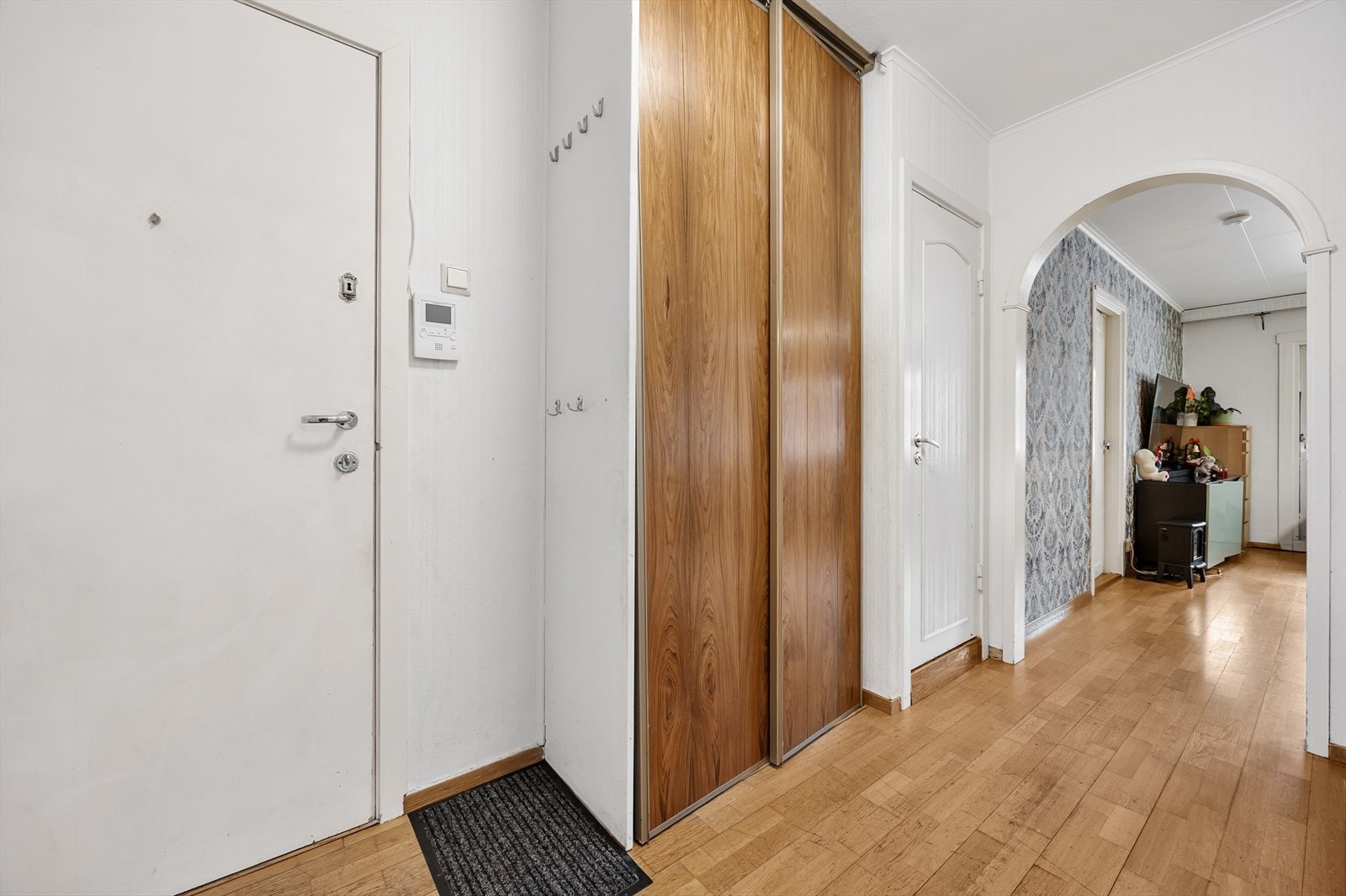 I gangen er det plass til å henge fra seg yttertøy. Galleribilde