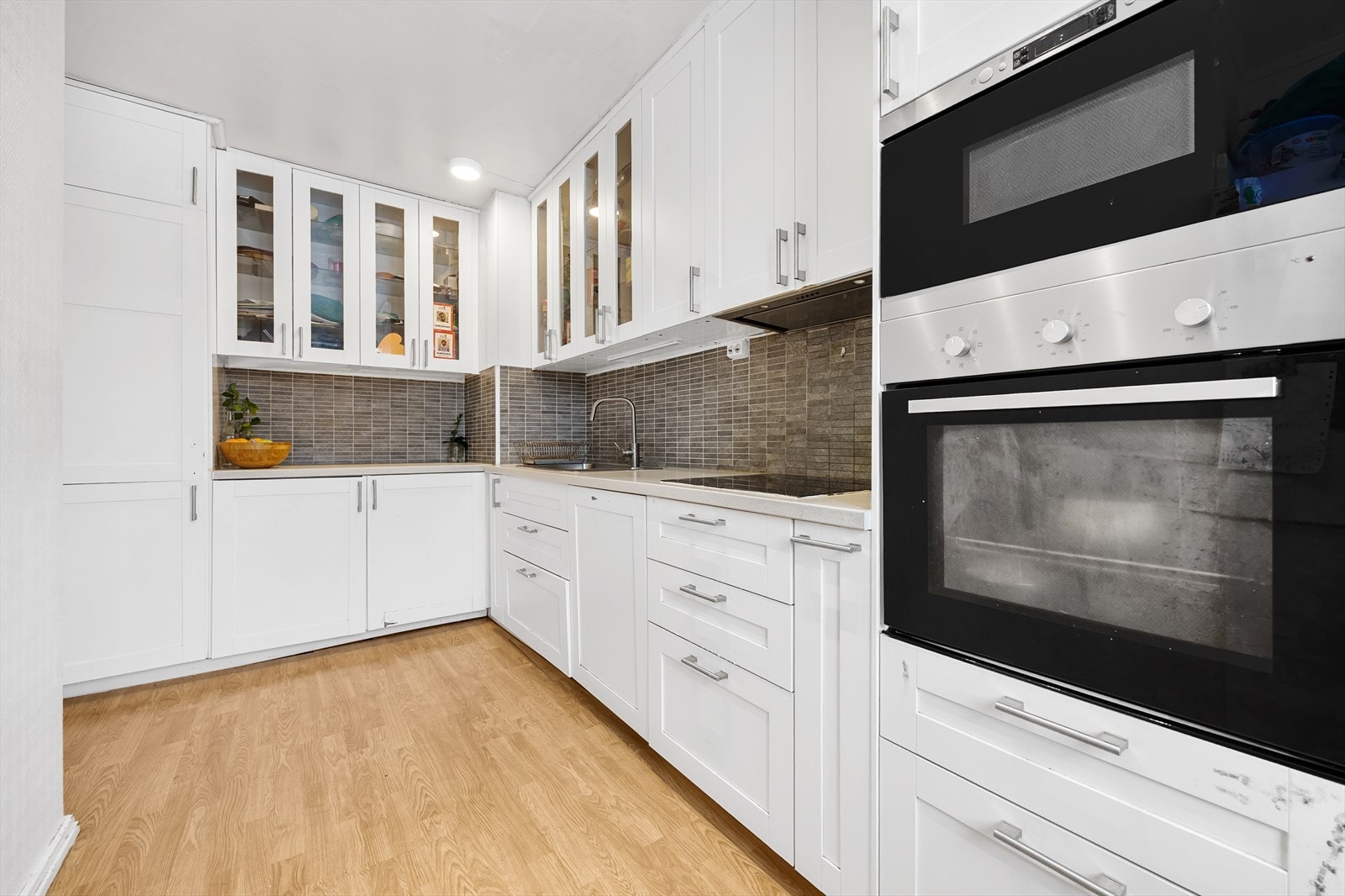 Kjøkkeninnredningen fra Ikea har integrert stekeovn, mikrobølgeovn, platetopp og oppvaskmaskin. Galleribilde