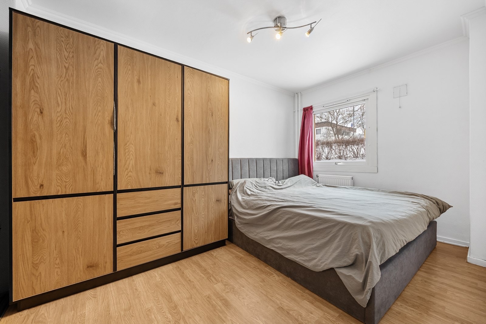 Hovedsoverommet har adkomst fra stuen og god plass til en stor garderobeløsning. Galleribilde