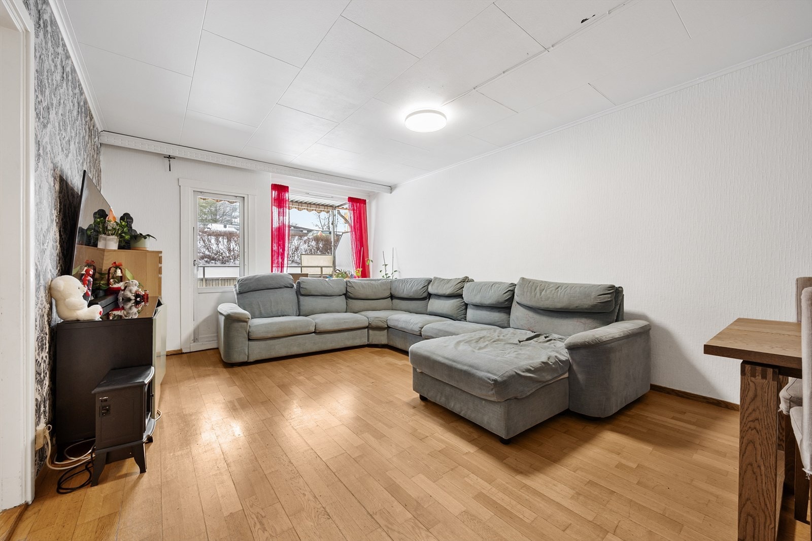 Stuen har god plass til en større sofagruppe for sosiale sammenkomster. Galleribilde