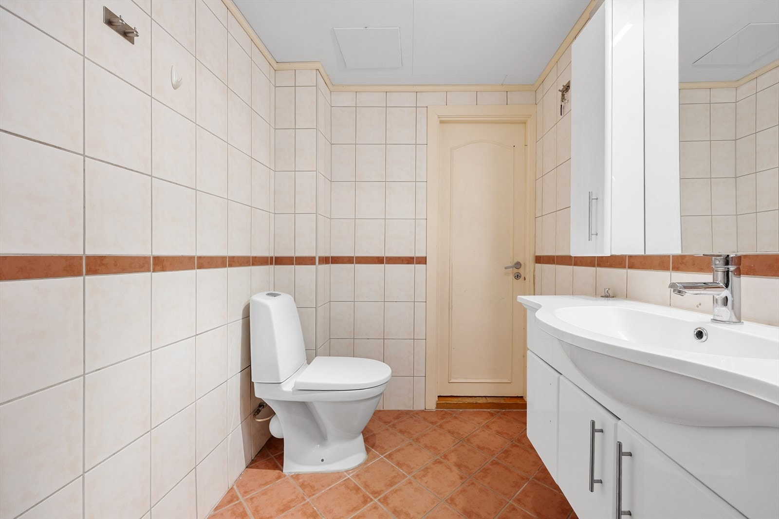 Badet er flislagt og ble pusset opp i regi av borettslaget i 2007. Galleribilde