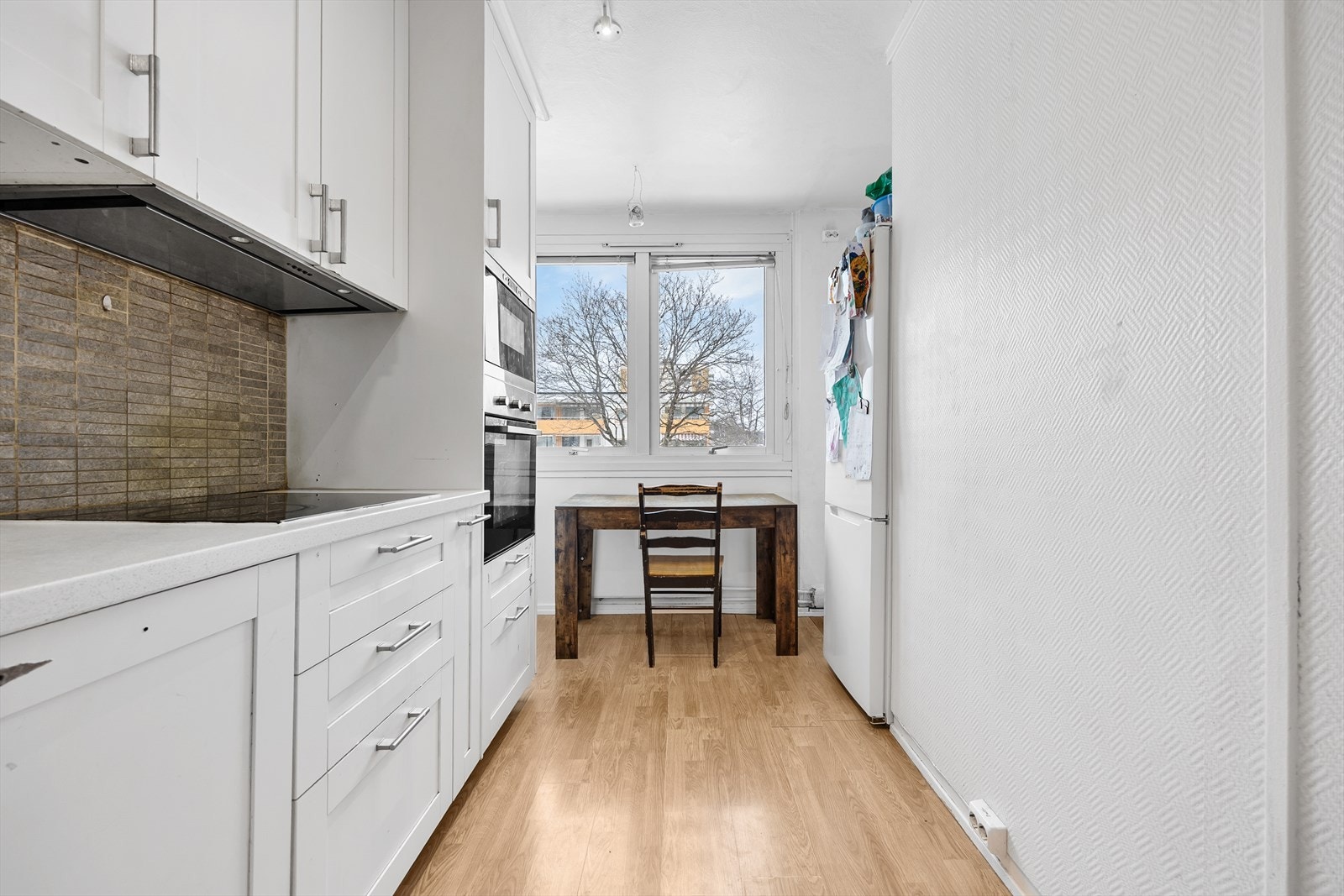 Innredningen har profilerte fronter og en laminat benkeplate med nedfelt kum. Galleribilde