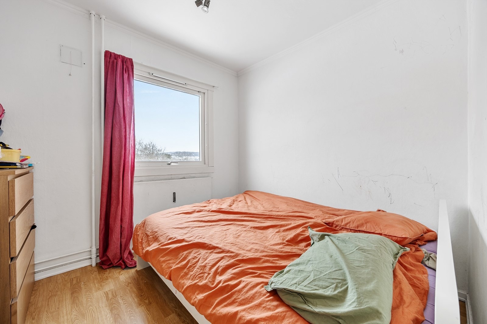 Begge soverommene har garderobeløsninger for oppbevaring. Galleribilde