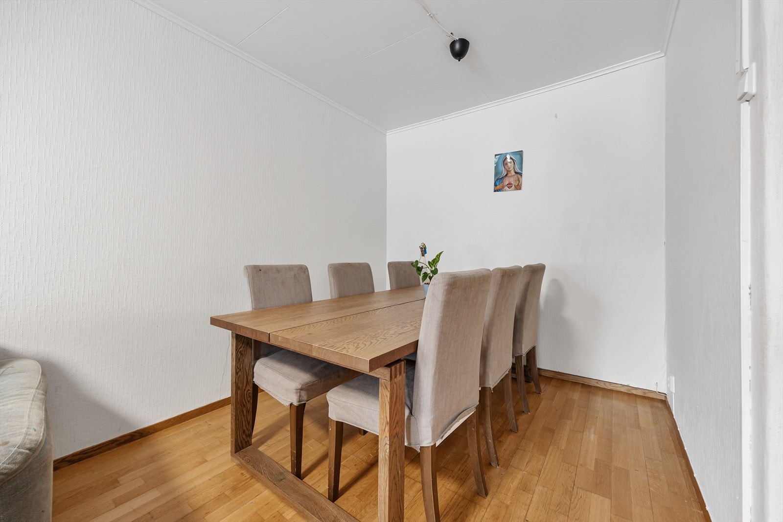 Spiseplassen ligger i en delvis åpen løsning mot kjøkkenet, som skaper en god romfølelse. Galleribilde